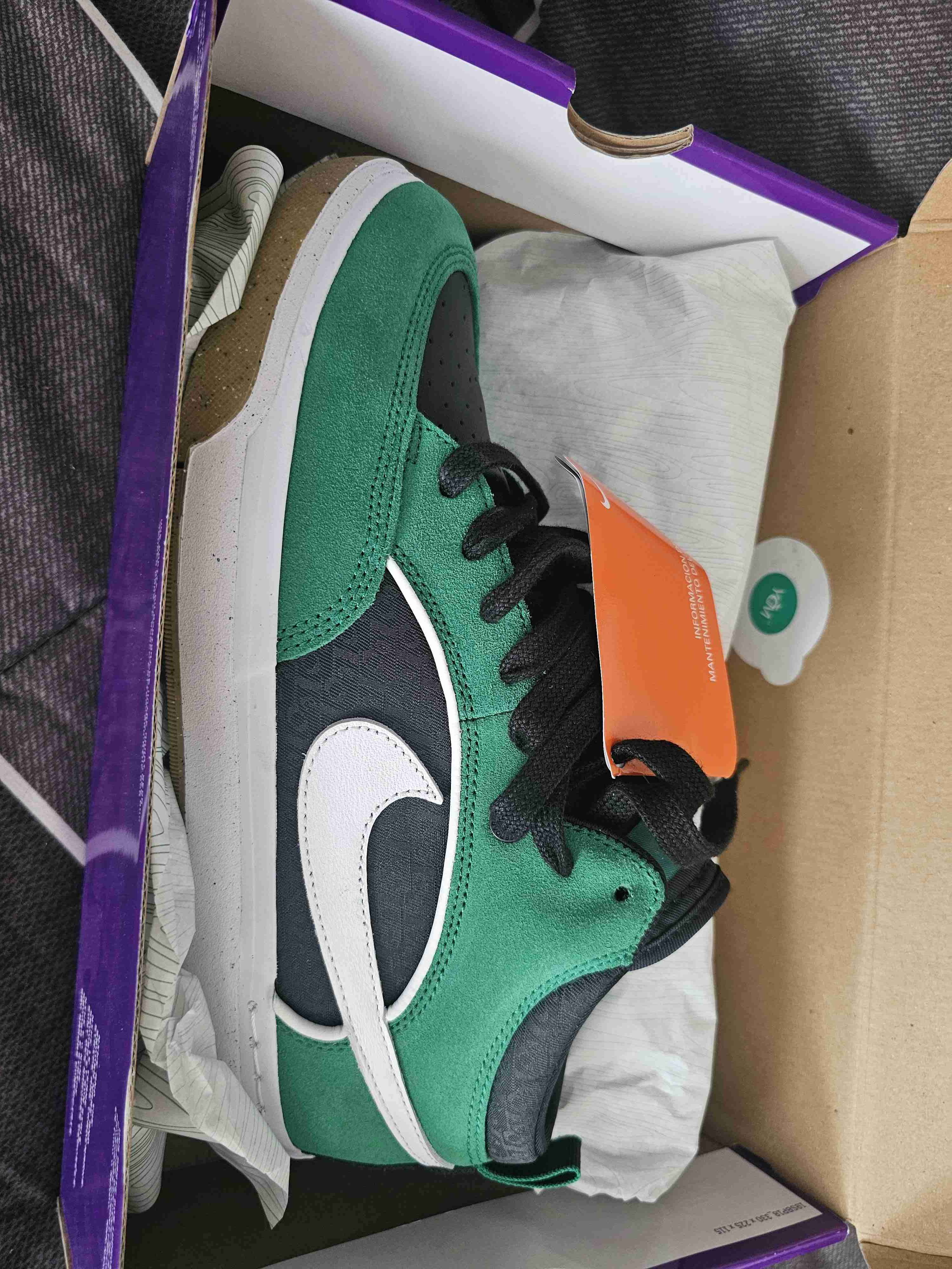 Zapatillas deportivas Nike verde con negroro - miniatura 1