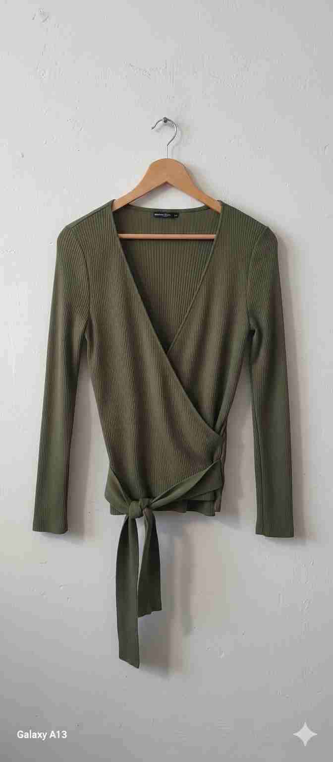 Sweater verde cruzado para mujer - miniatura 2