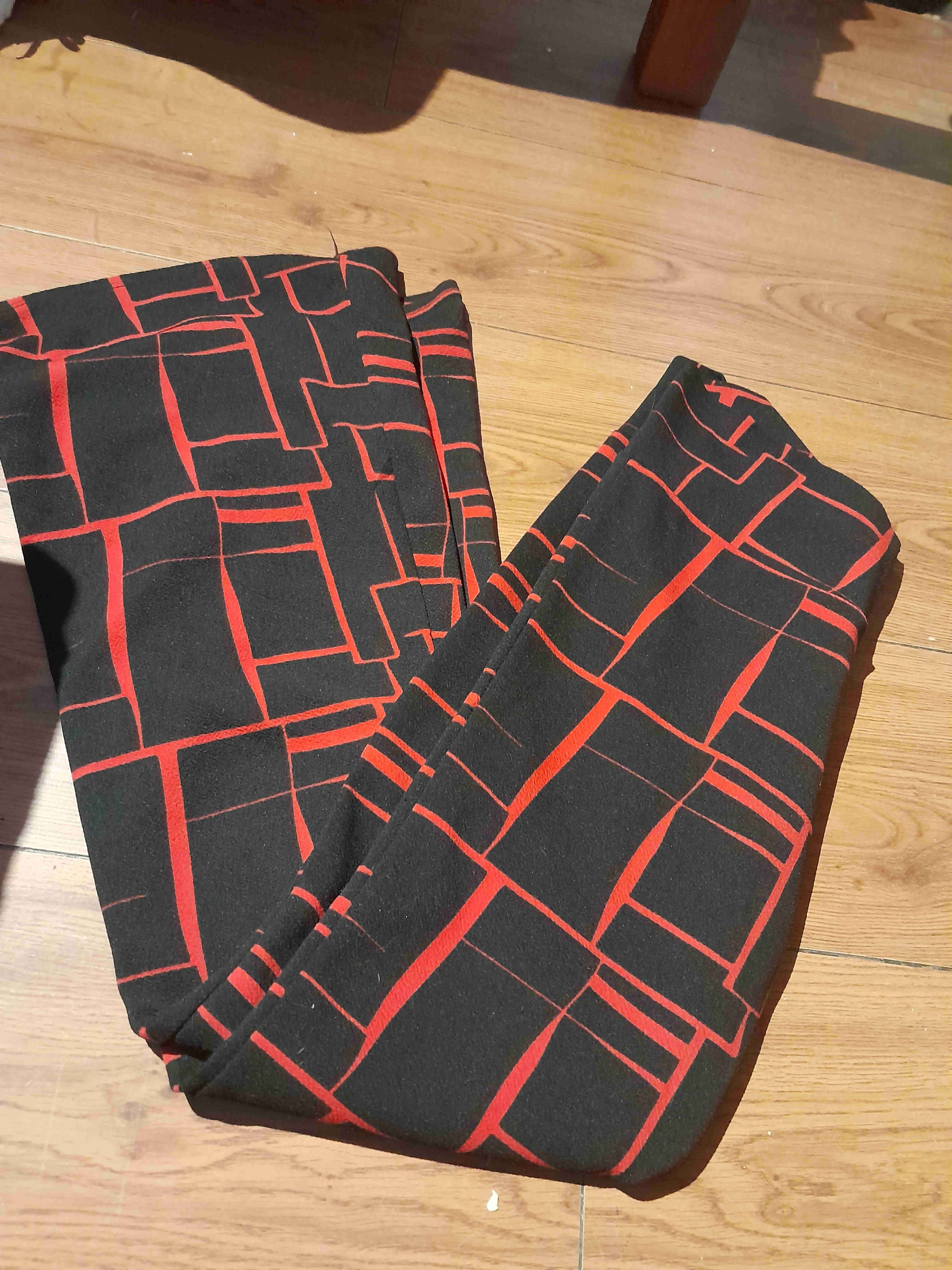 Pantalones acampanados rojos y negros - miniatura 2