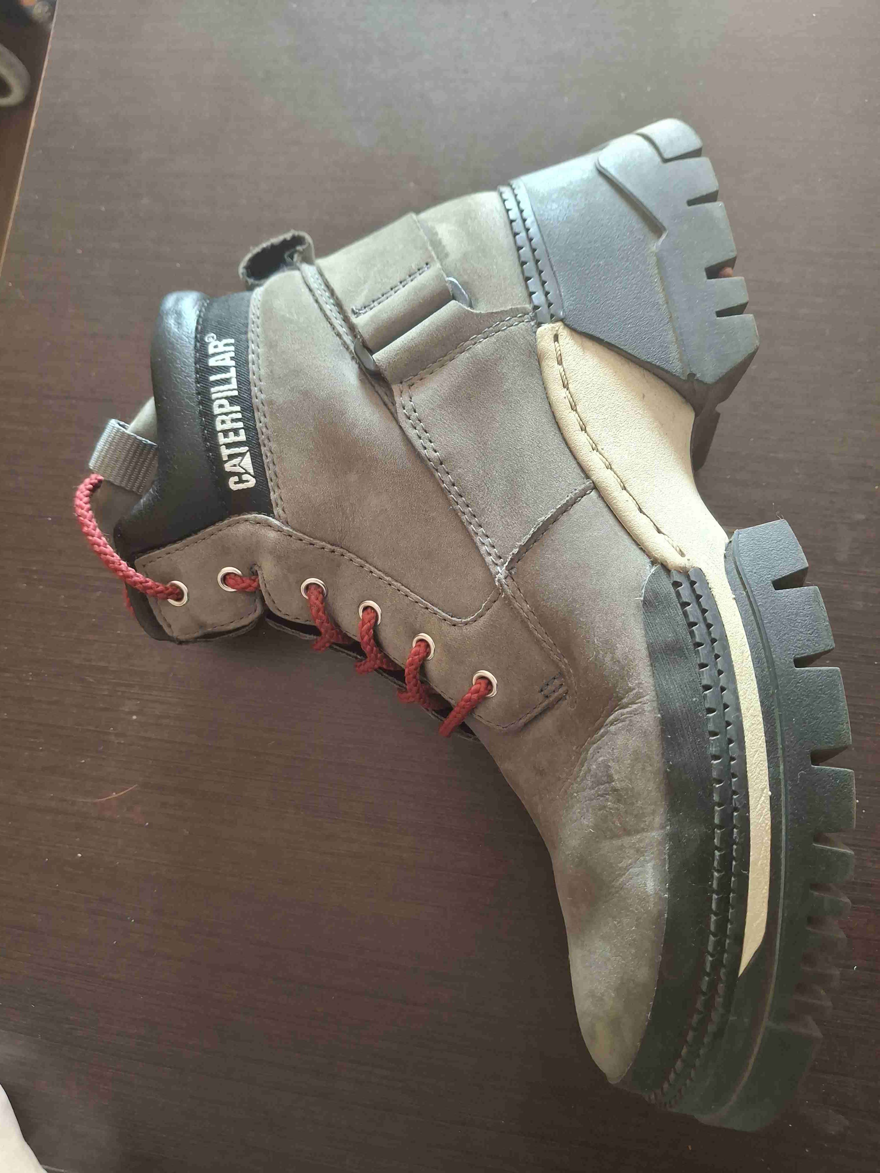 Bototos Caterpillar con cordones rojos - miniatura 2