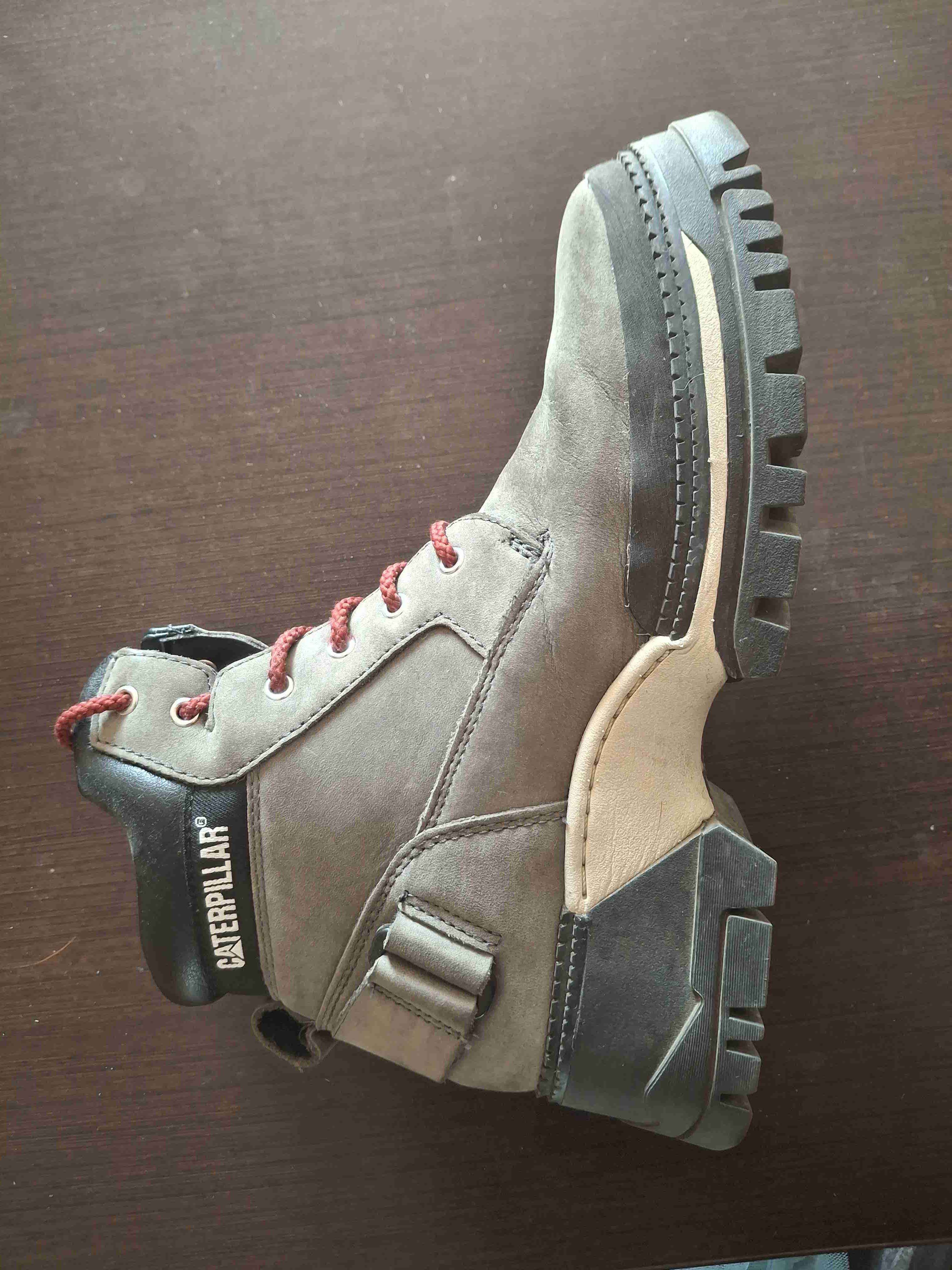 Bototos Caterpillar con cordones rojos - miniatura 3