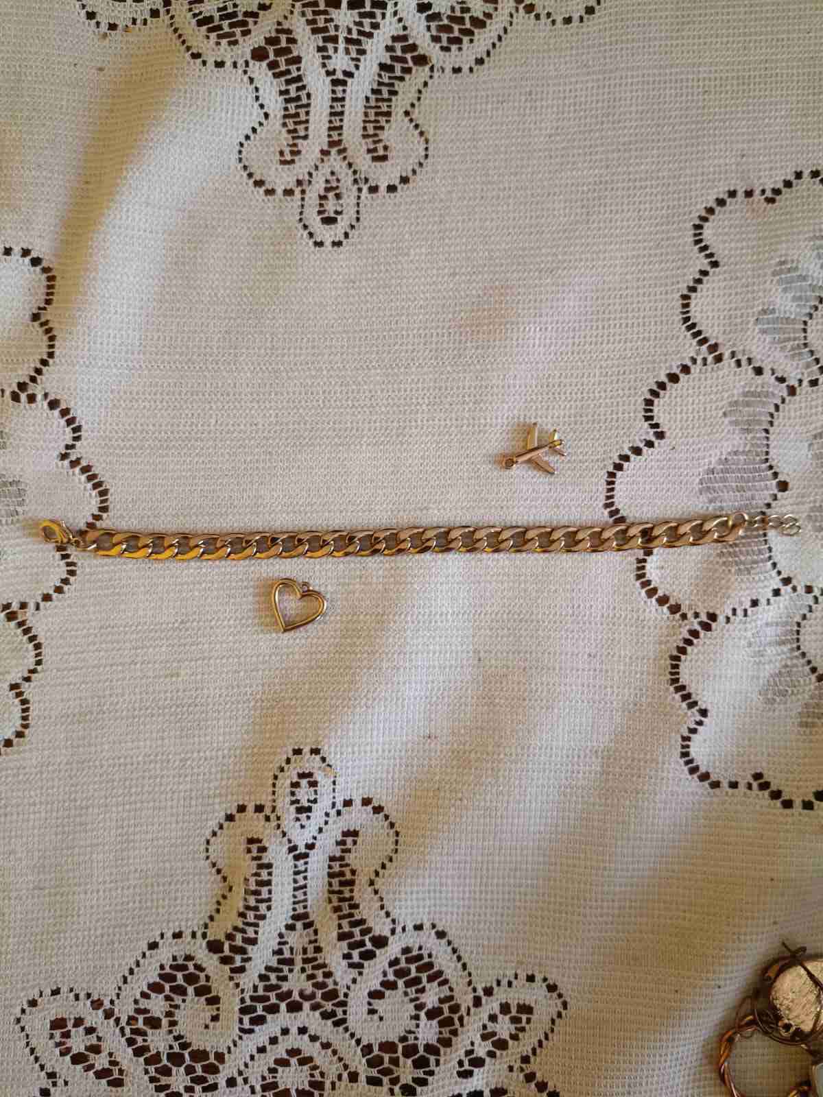 Pulsera dorada con dijes - miniatura 2