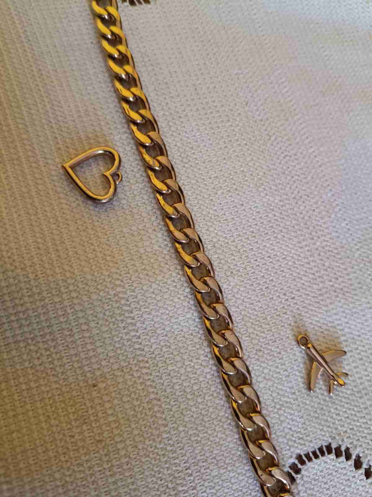 Pulsera dorada con dijes - miniatura 3