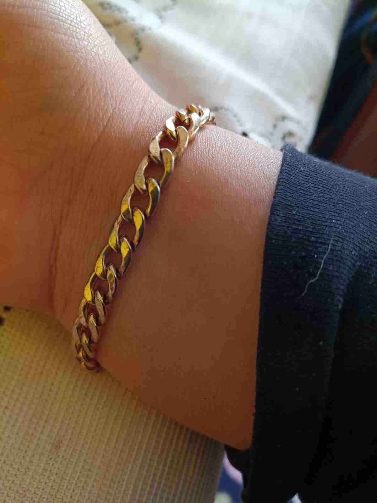 Pulsera dorada con dijes - miniatura 4