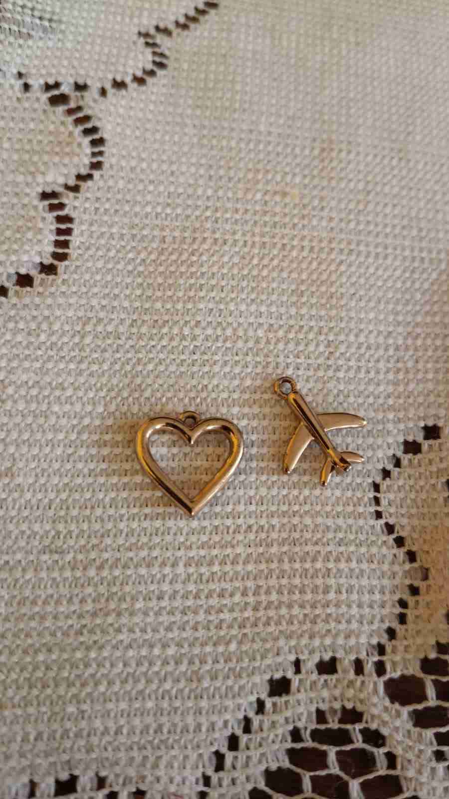 Pulsera dorada con dijes - miniatura 5