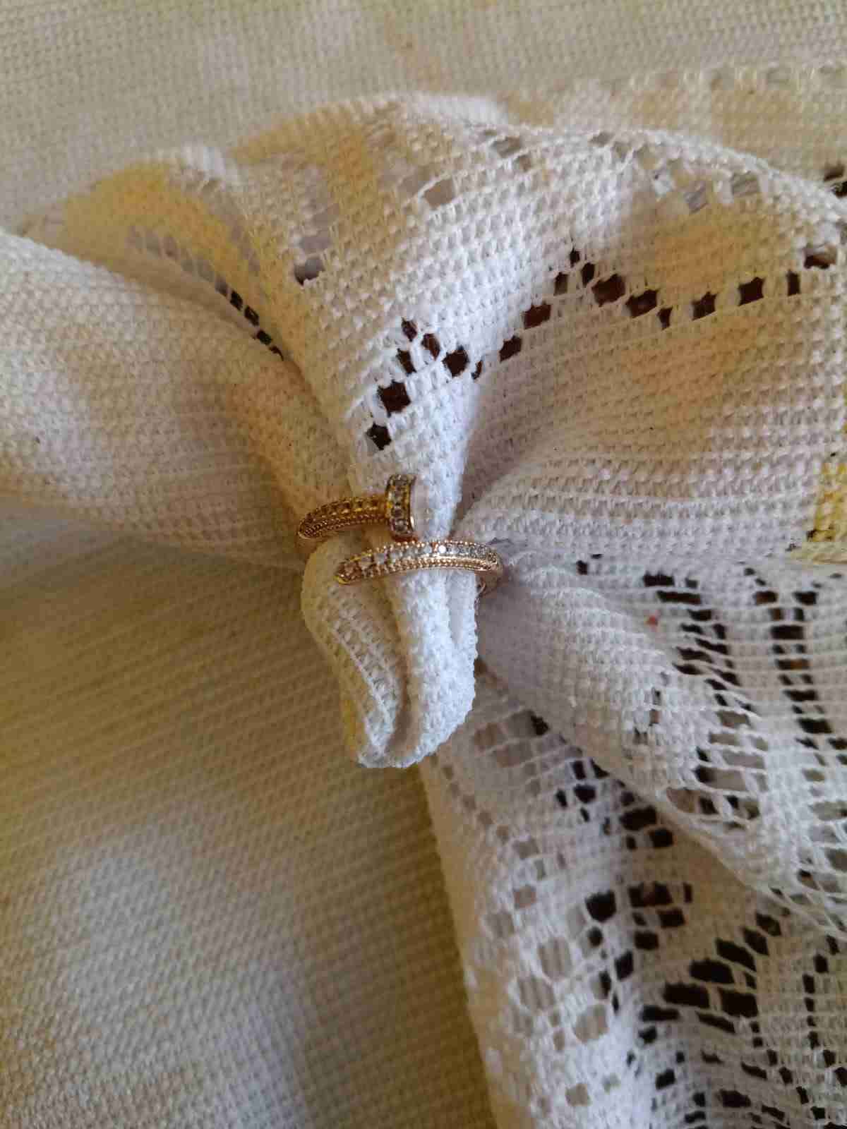 Anillo dorado con cristales - miniatura 1