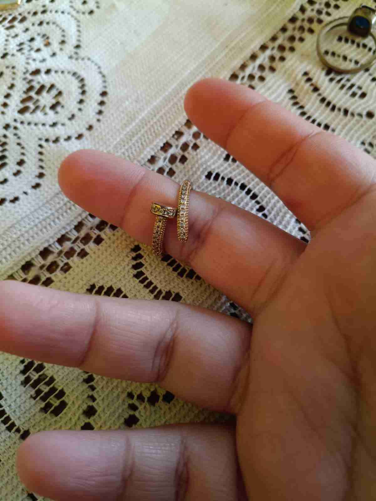 Anillo dorado con cristales - miniatura 3