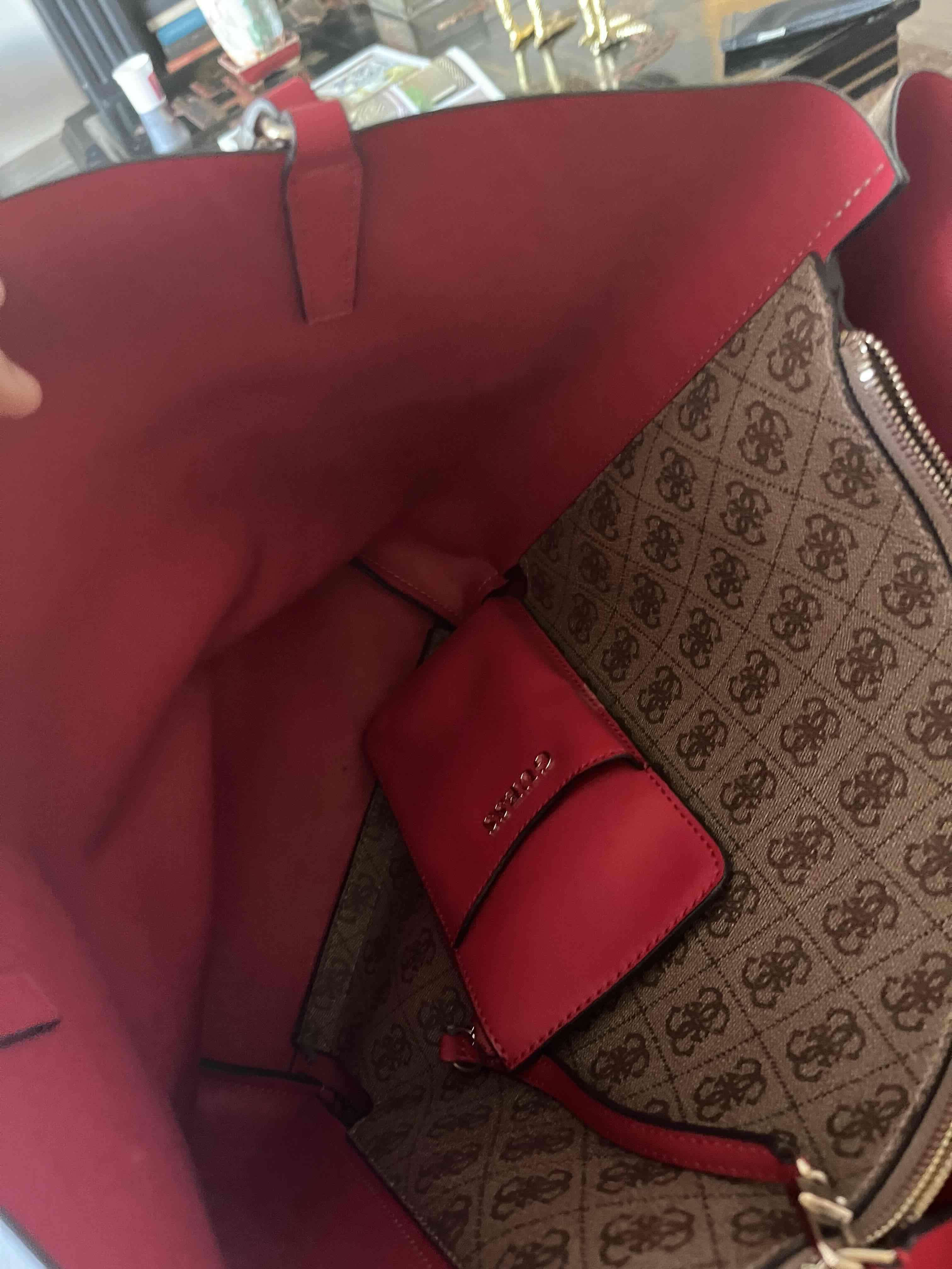 Bolso Guess modelo Tote Monograma beige y rojo - miniatura 2