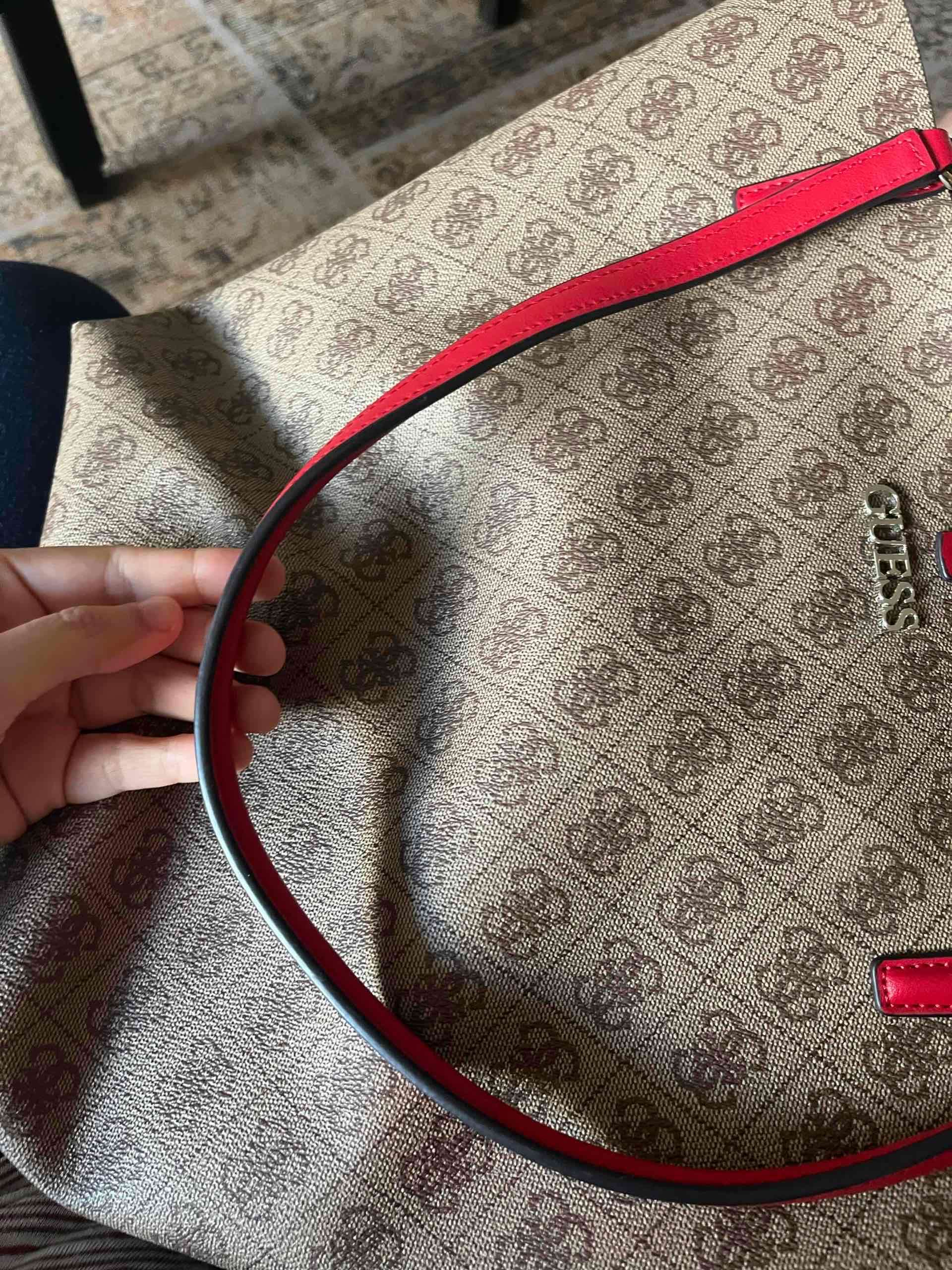 Bolso Guess modelo Tote Monograma beige y rojo - miniatura 3