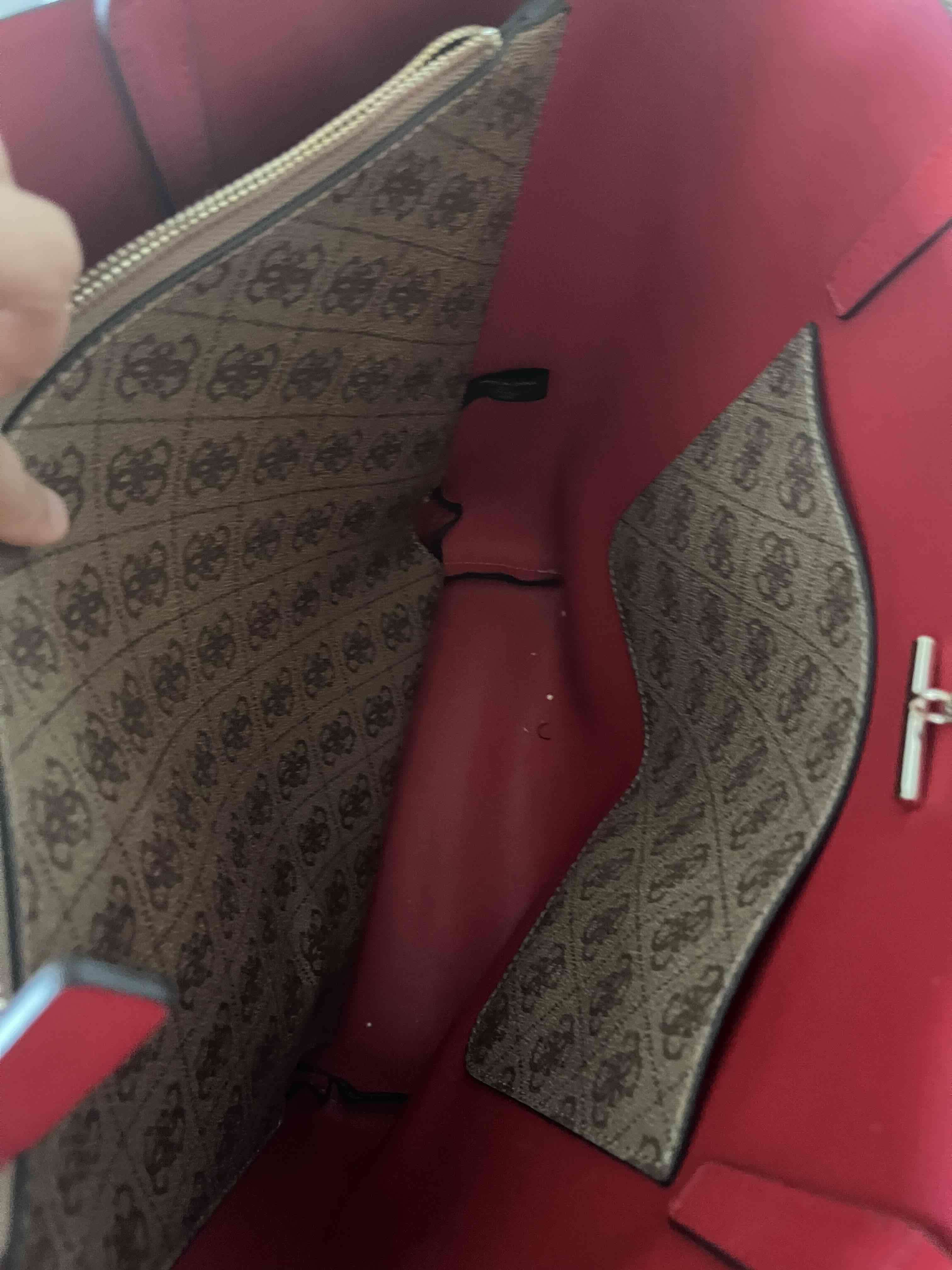 Bolso Guess modelo Tote Monograma beige y rojo - miniatura 5