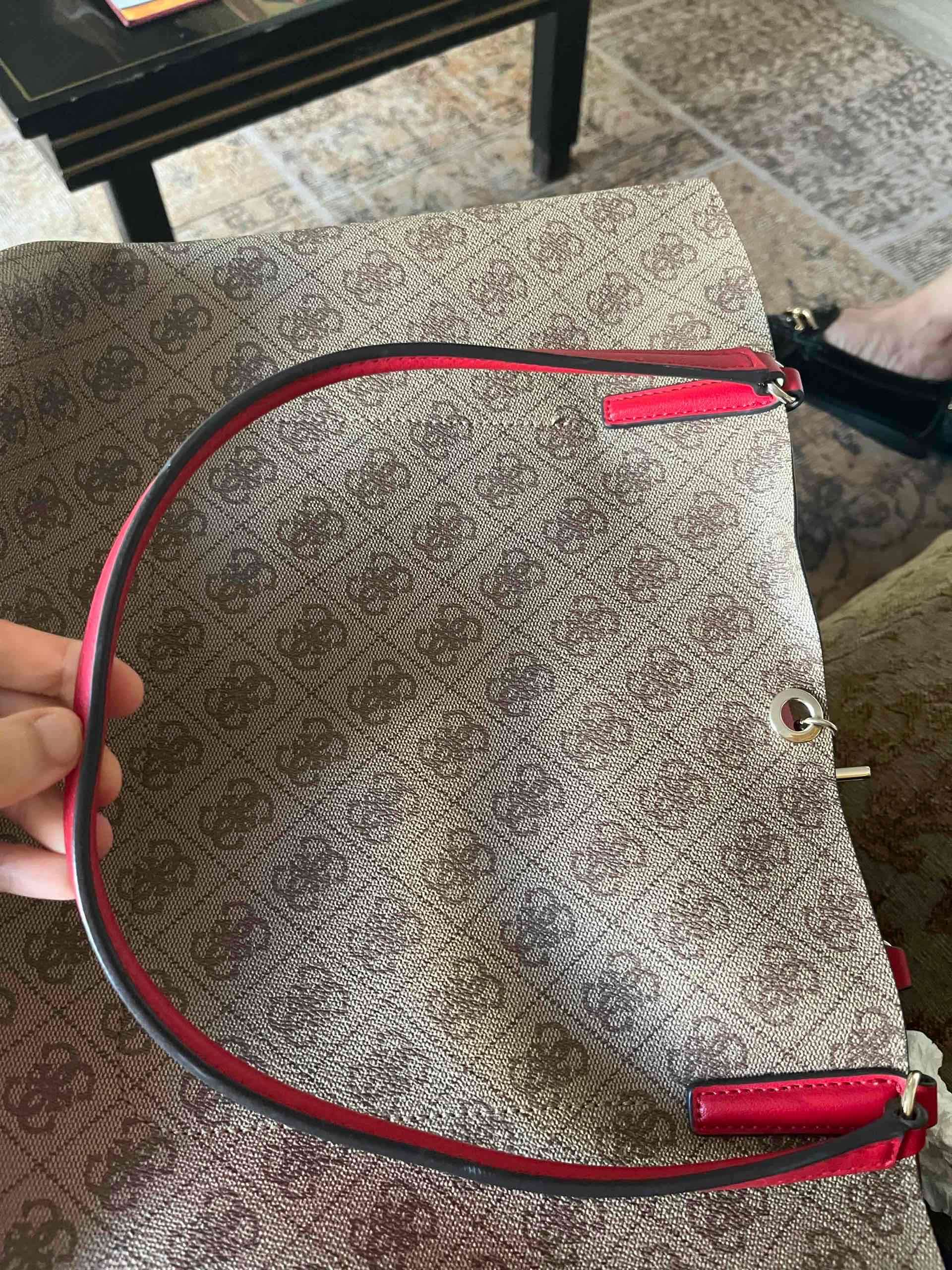 Bolso Guess modelo Tote Monograma beige y rojo - miniatura 6