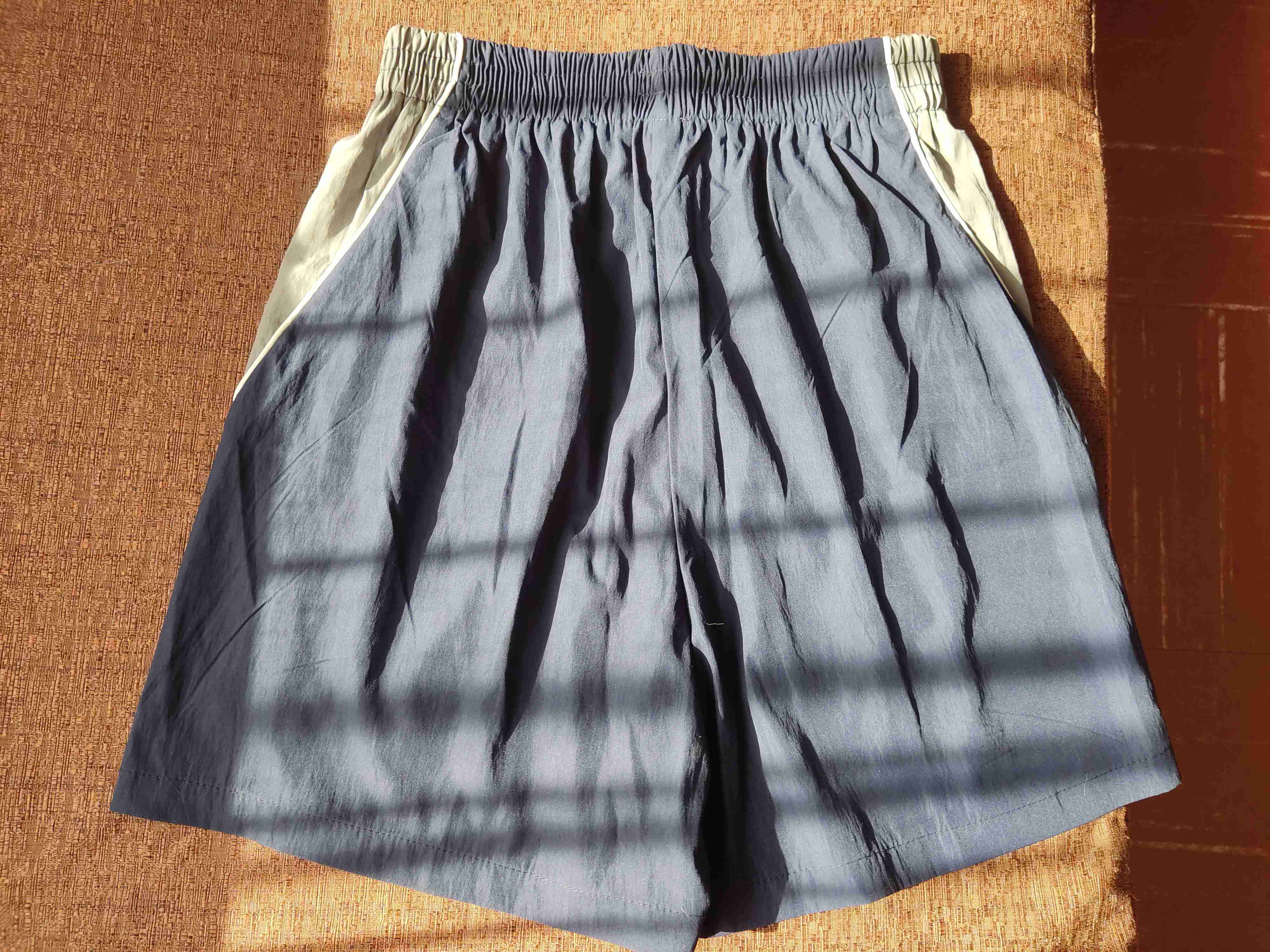 Shorts deportivos azul y blanco - miniatura 2