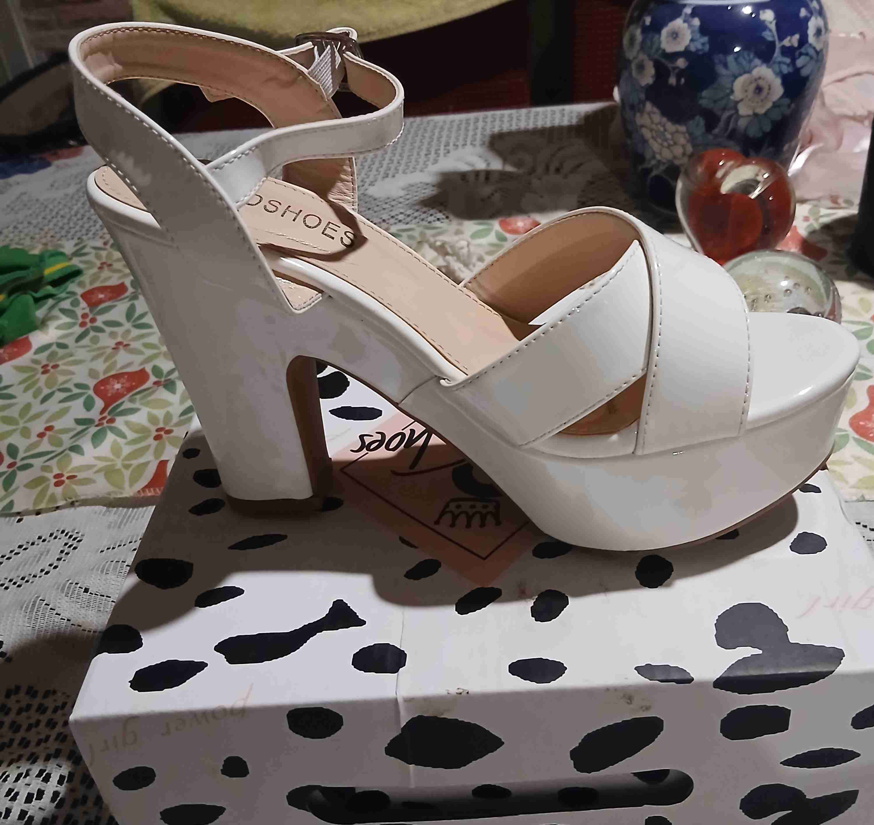 Sandalias altas blancas elegantes - miniatura 2