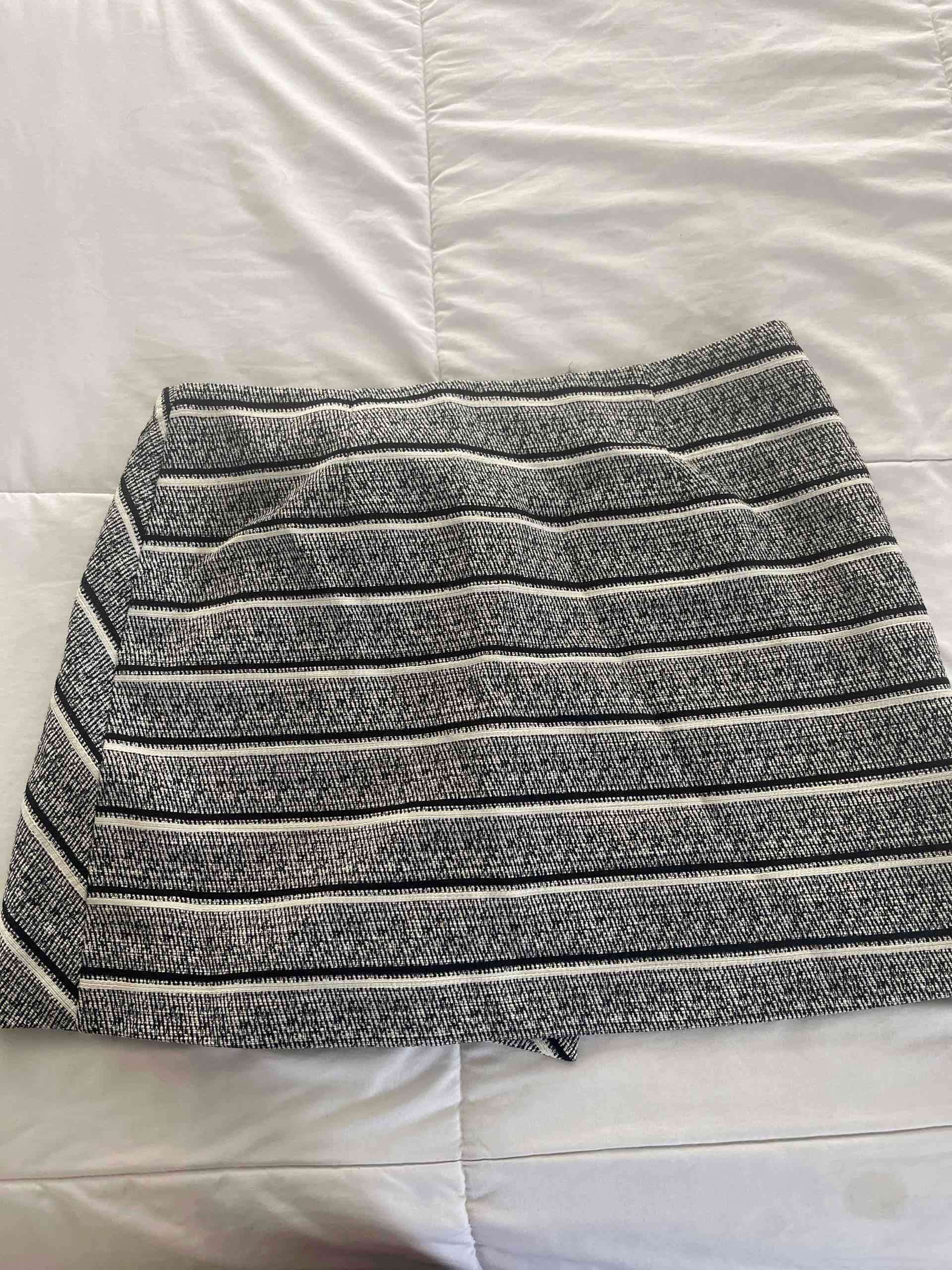 Mini falda a rayas blanco y negro - miniatura 2