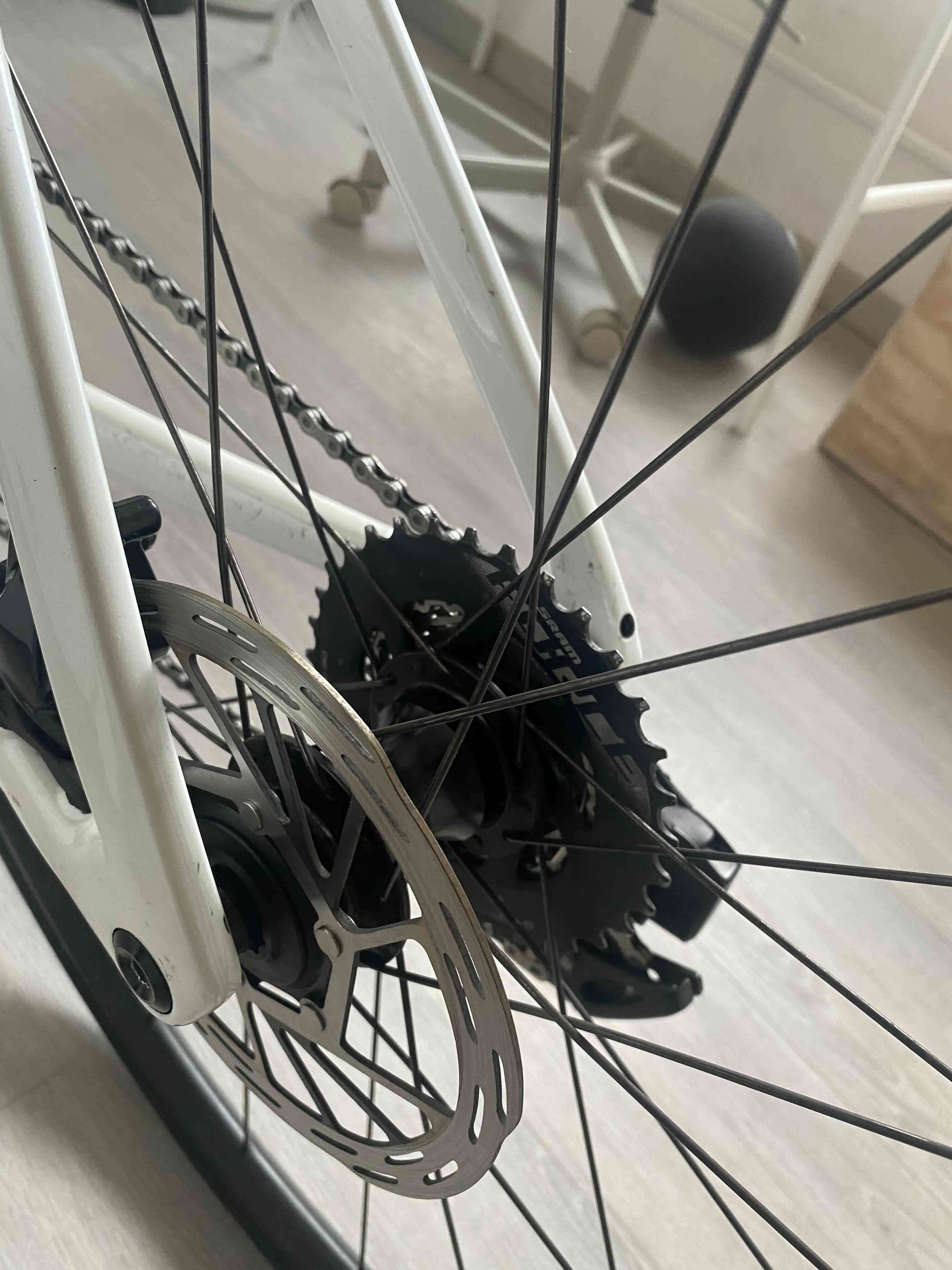 Bicicleta de ruta Specialized blanca - miniatura 2