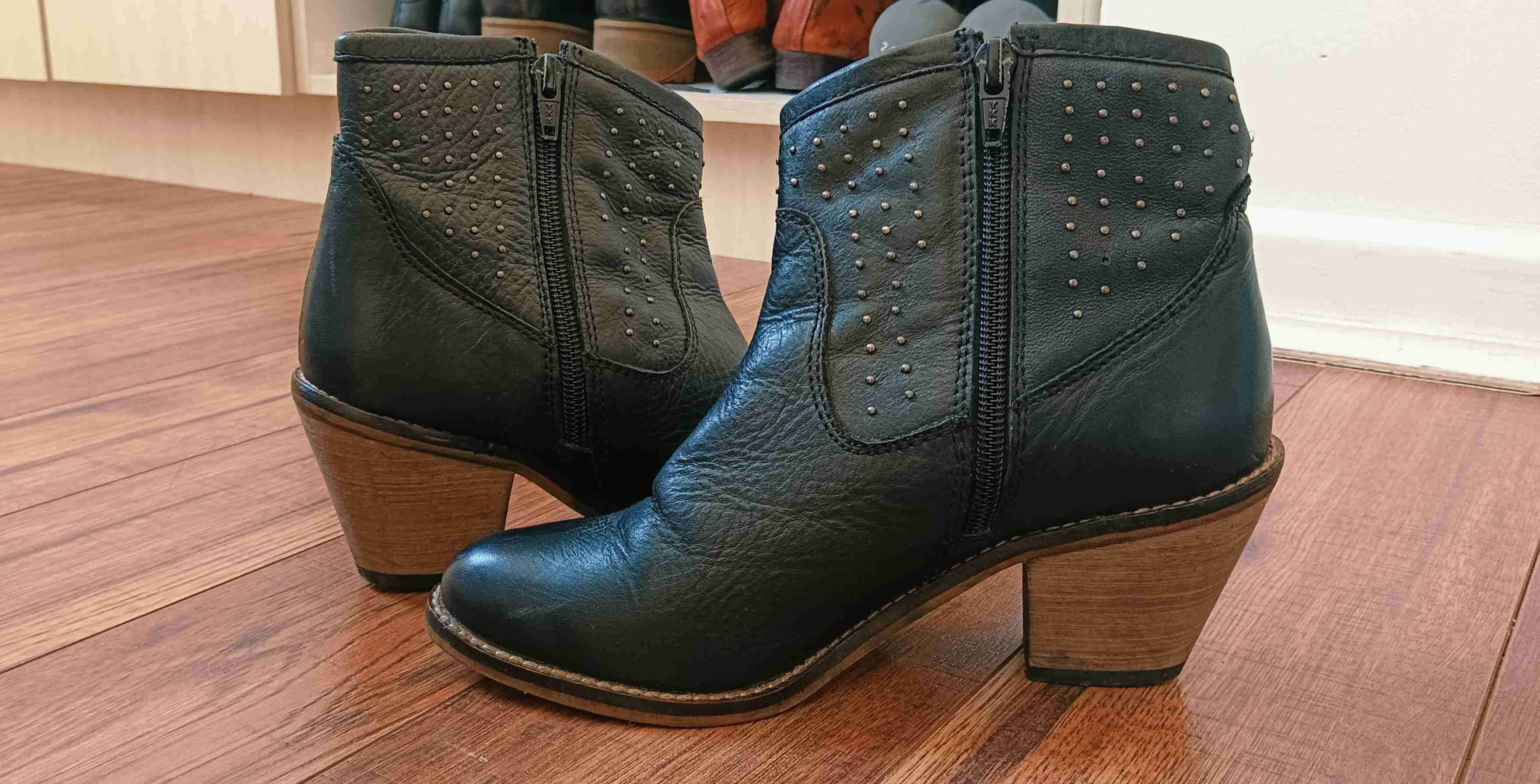 Botines de cuero con tachas (N°35) - 1