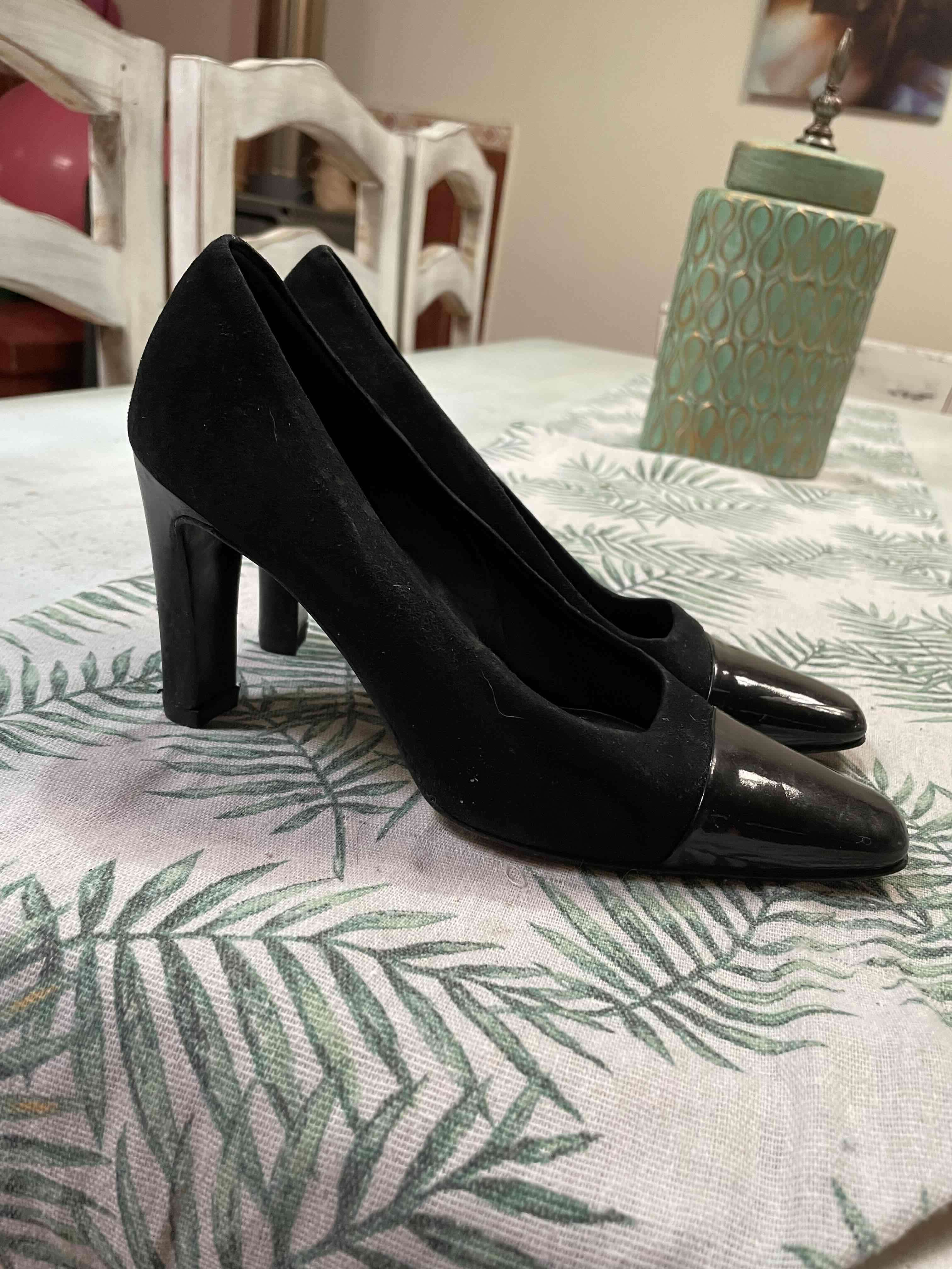 Zapatos de taco negro clásicos - miniatura 1