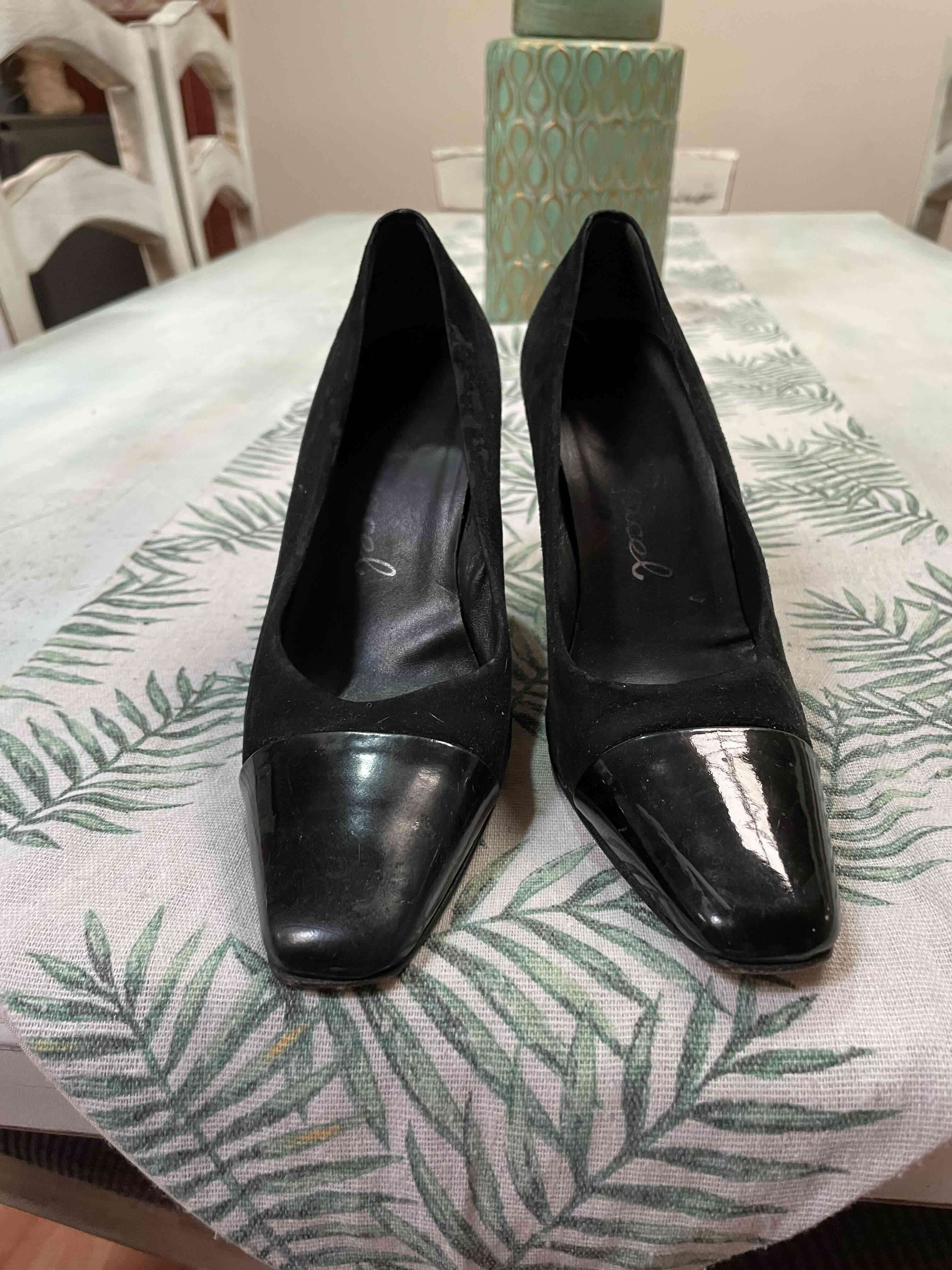 Zapatos de taco negro clásicos - miniatura 2