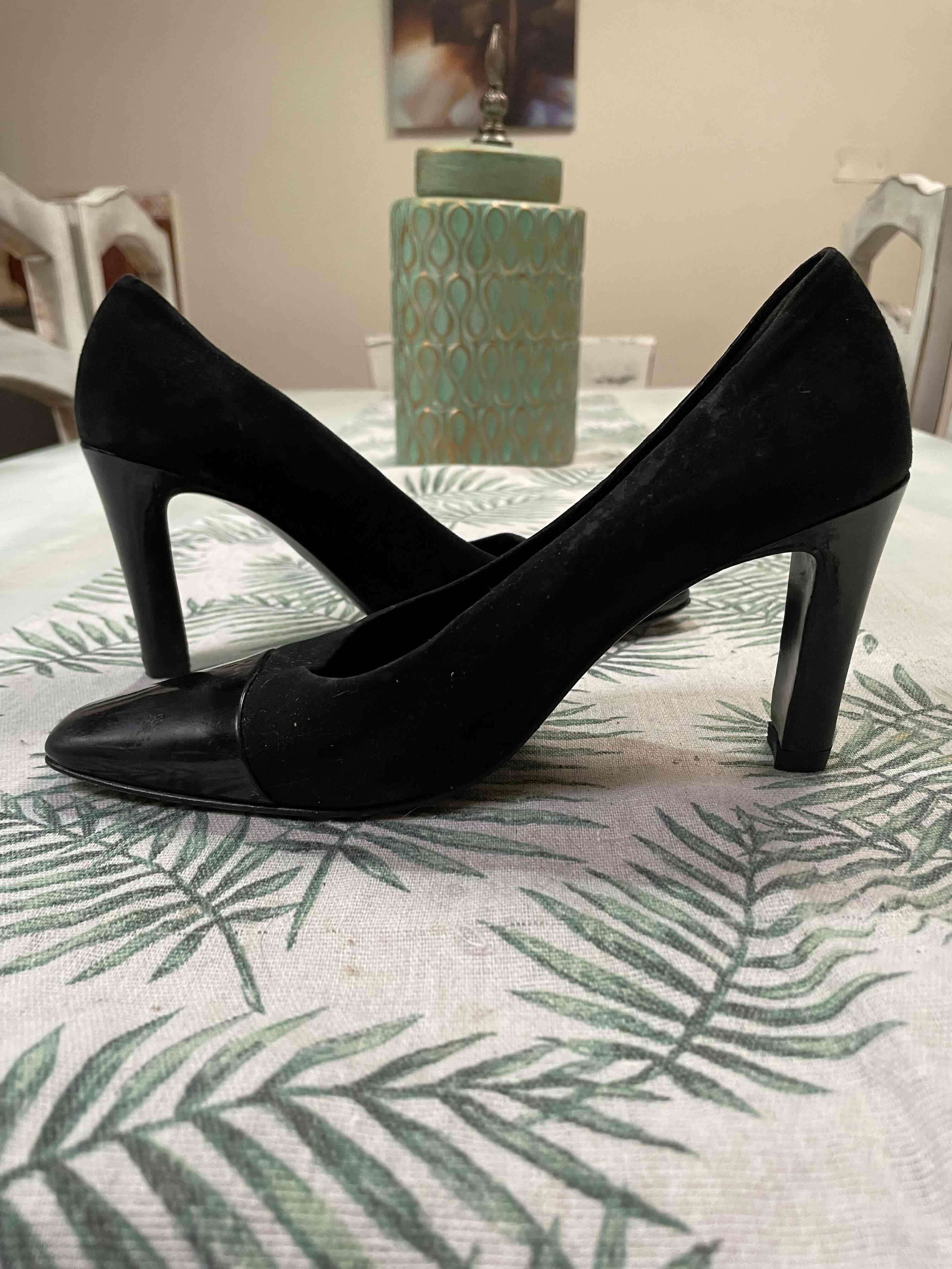 Zapatos de taco negro clásicos - miniatura 3