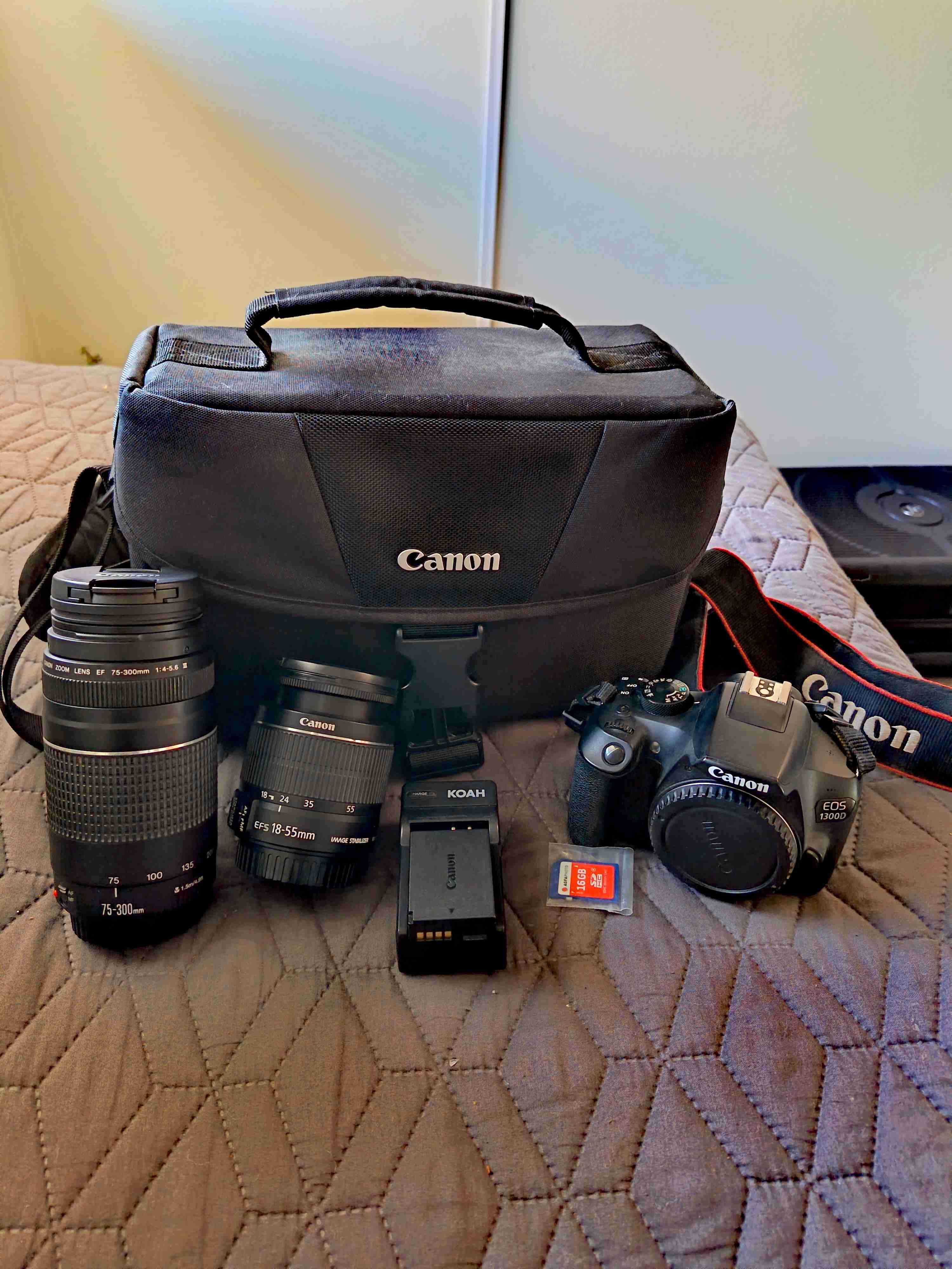 Cámara Canon EOS 1300D con accesorios - miniatura 1