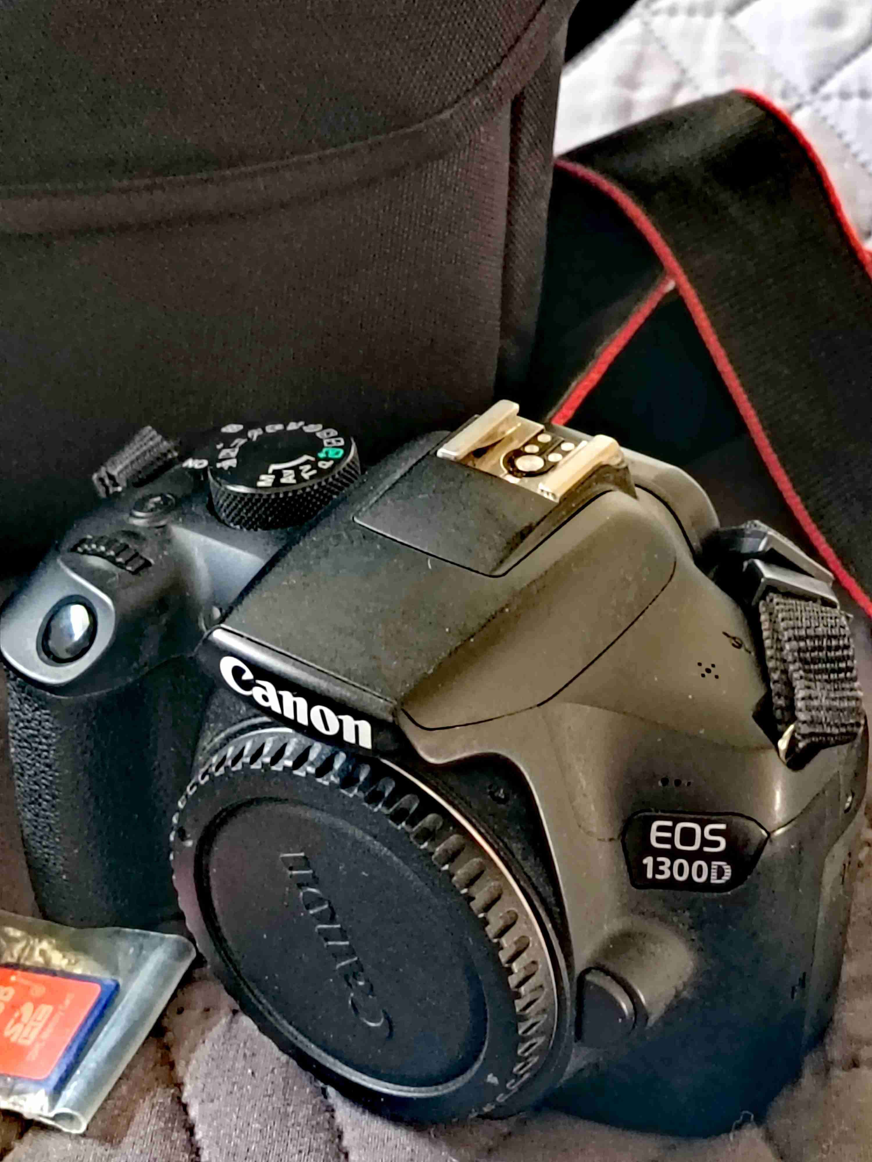 Cámara Canon EOS 1300D con accesorios - miniatura 2