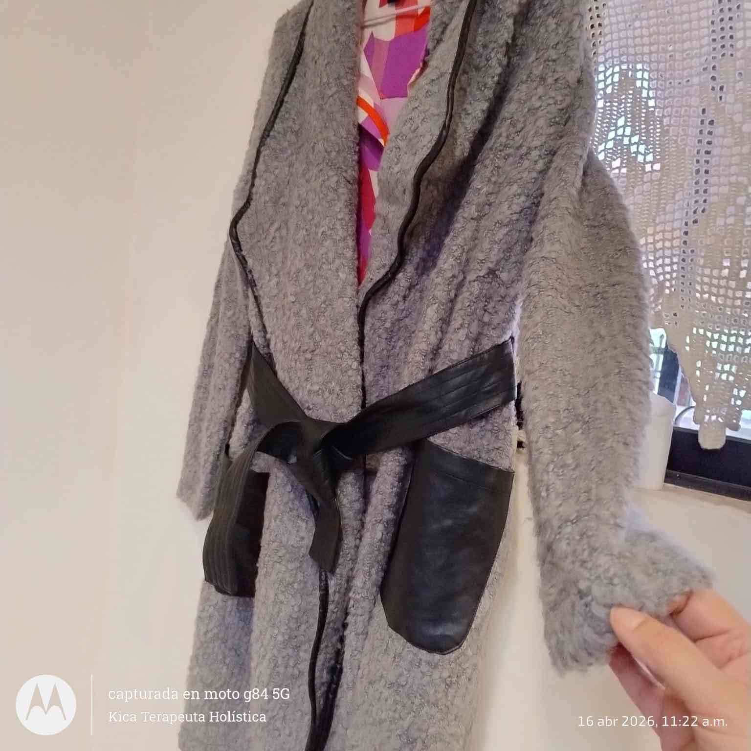 Abrigo gris con cinturón - 3