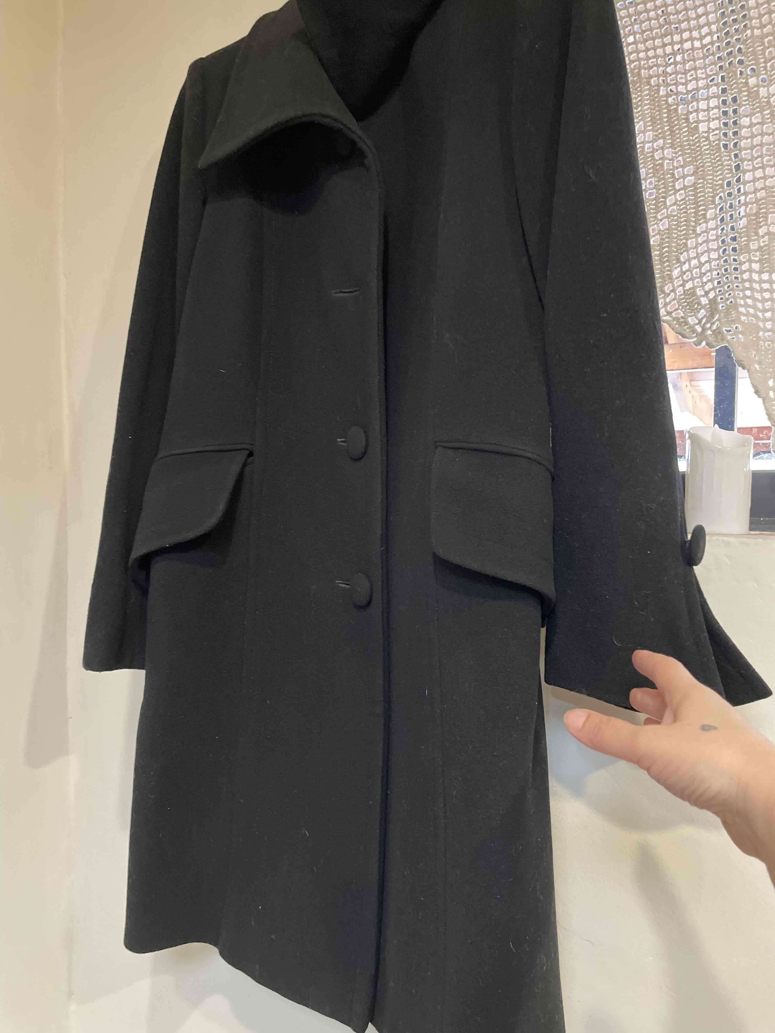 Abrigo negro elegante - miniatura 2