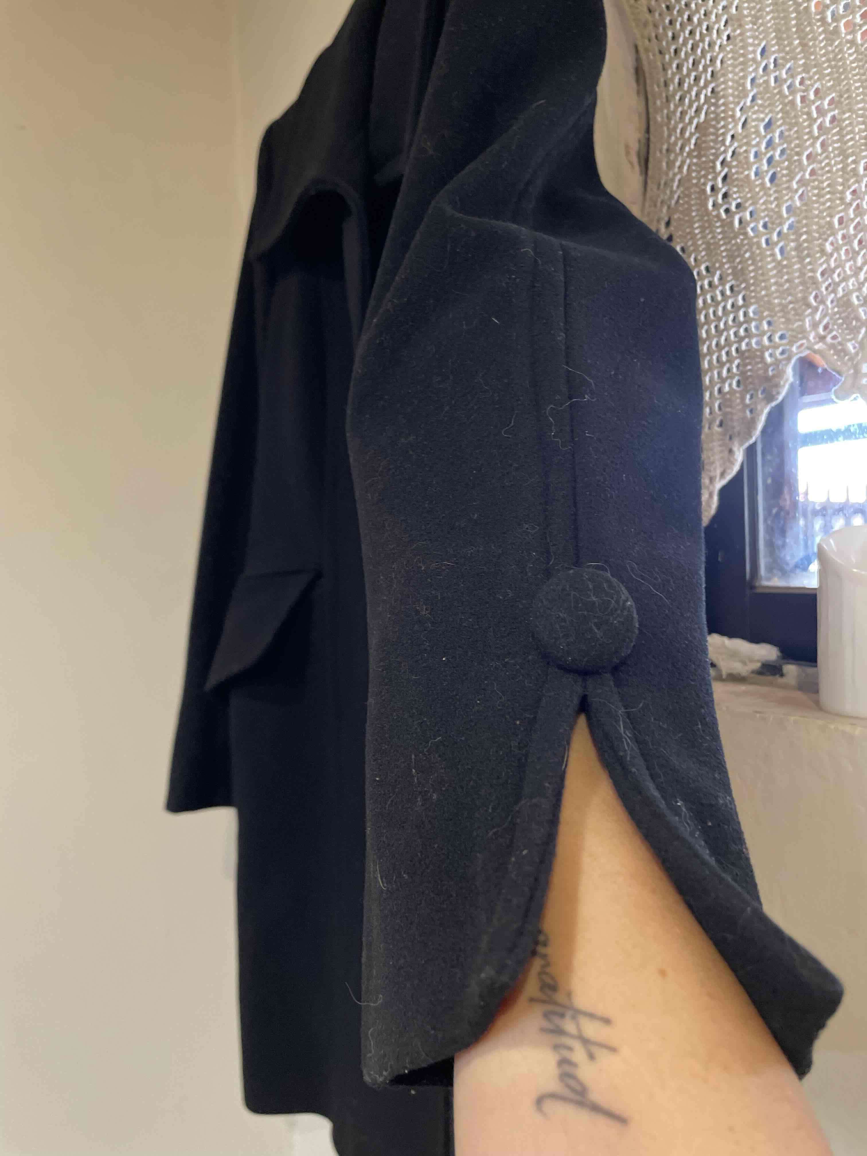 Abrigo negro elegante - miniatura 5