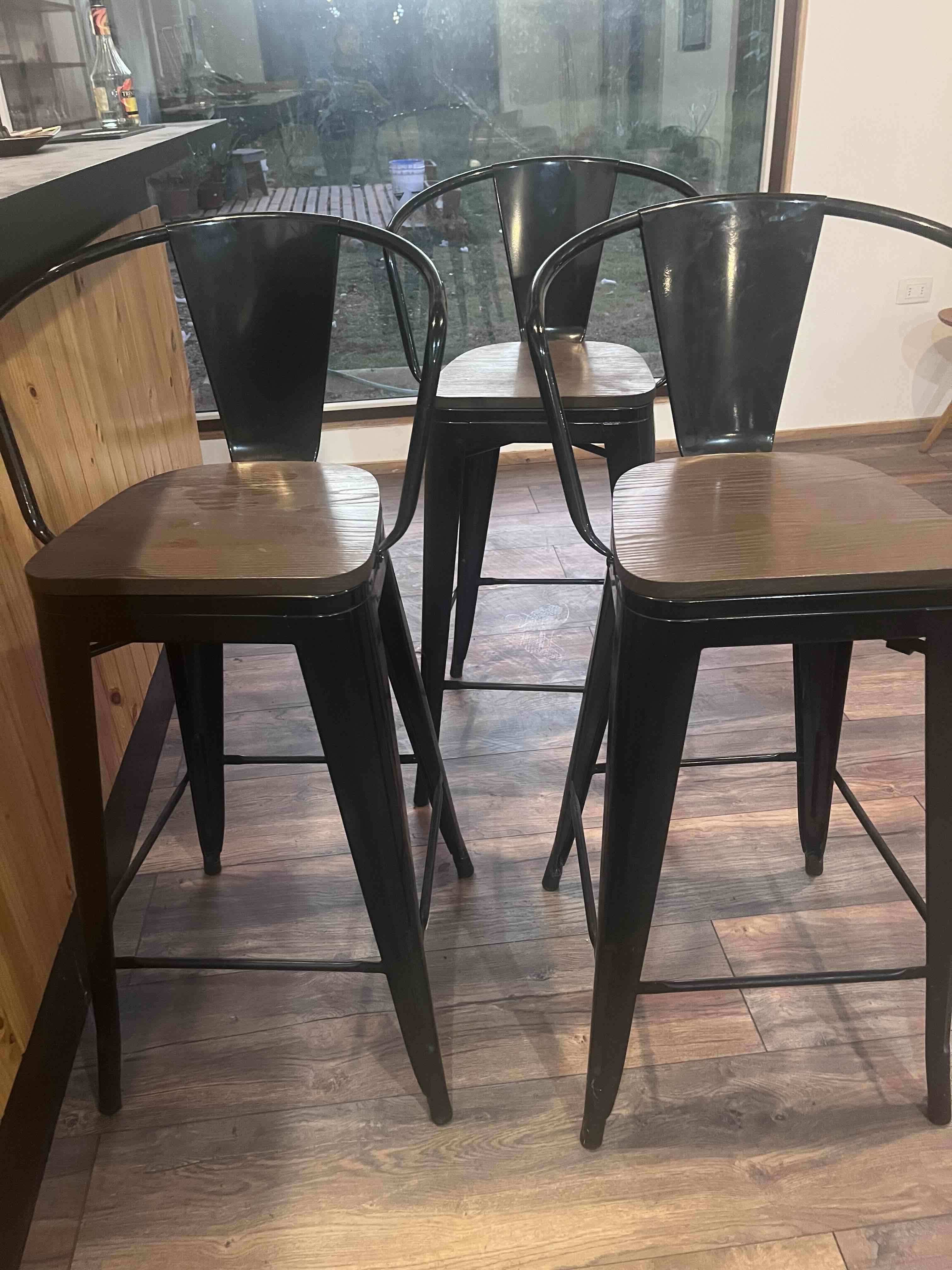 Sillas de bar negras y madera - miniatura 1