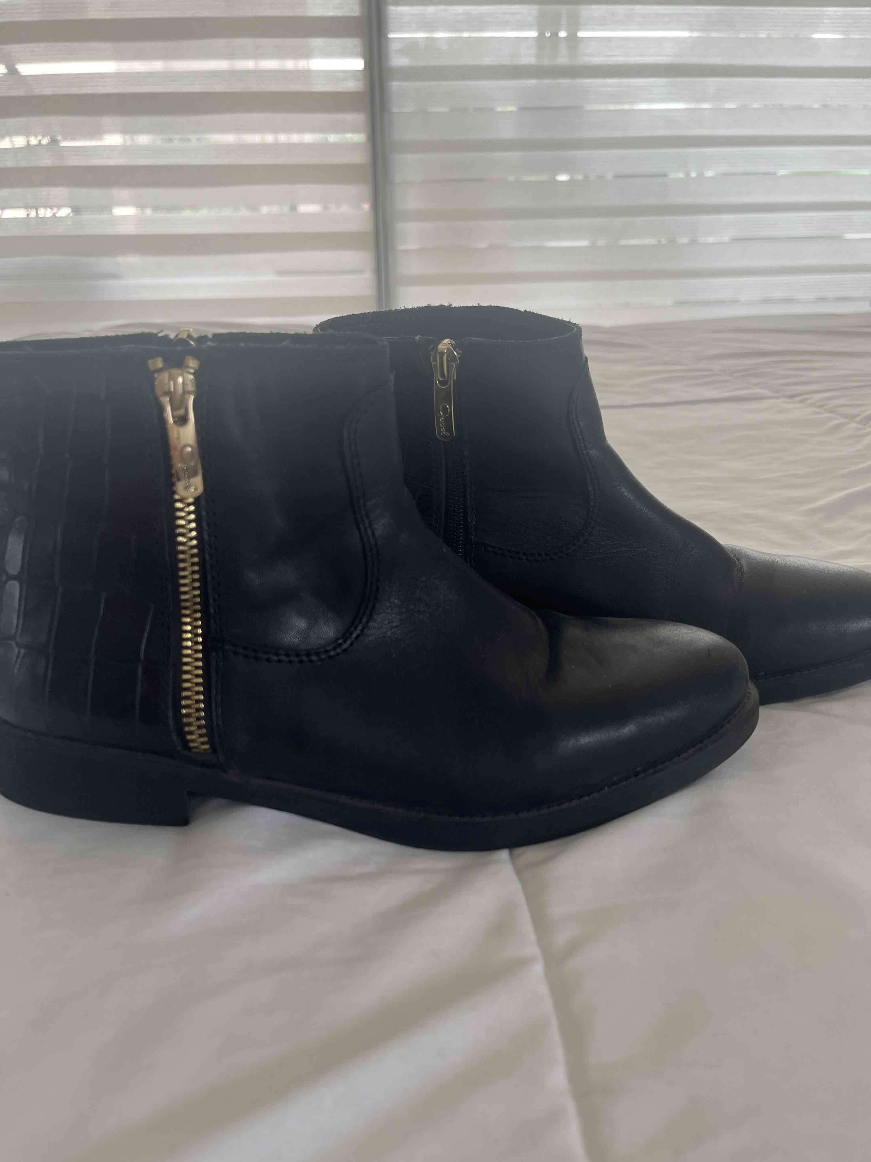 Botines negros con cierre