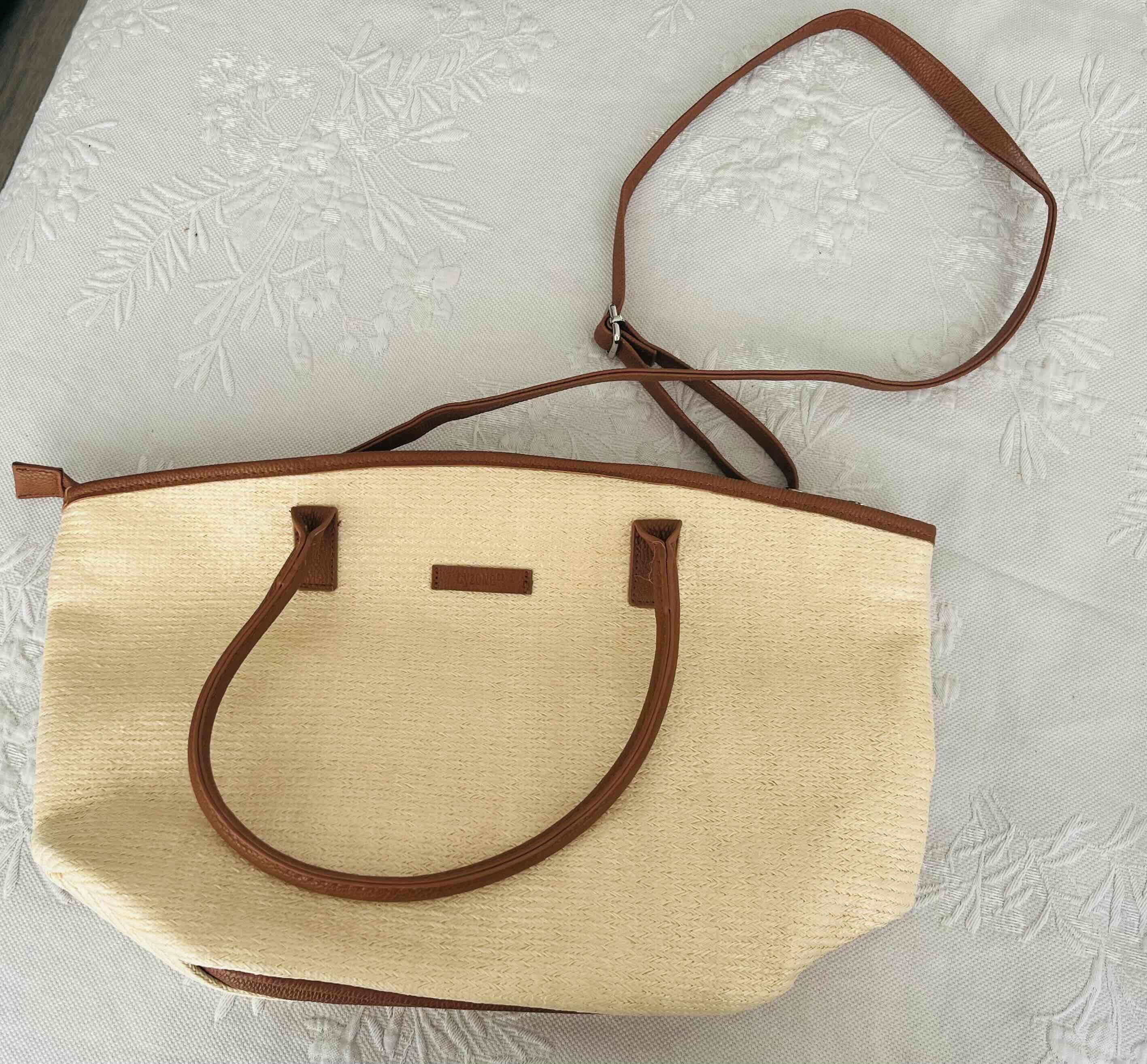 Bolso de mano beige y marrón, estilo playero