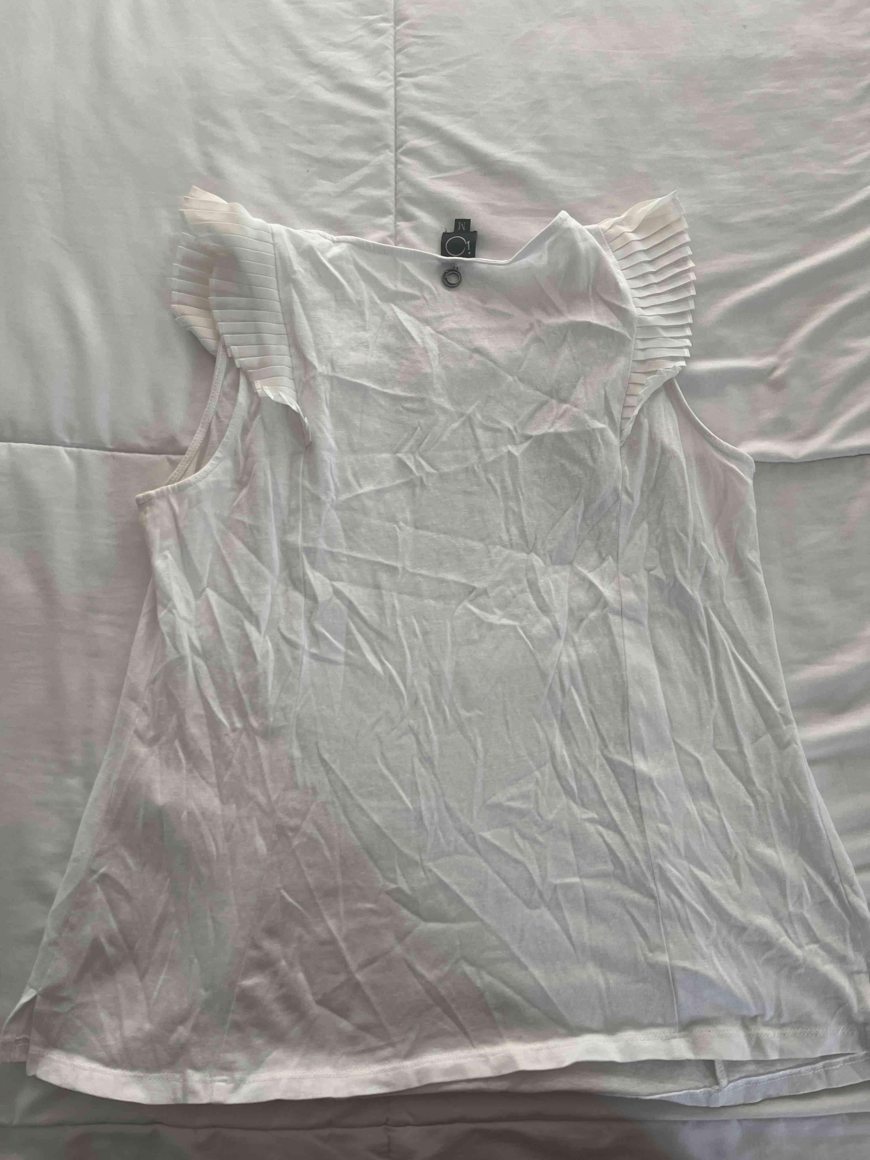 Blusa blanca con volantes - miniatura 2