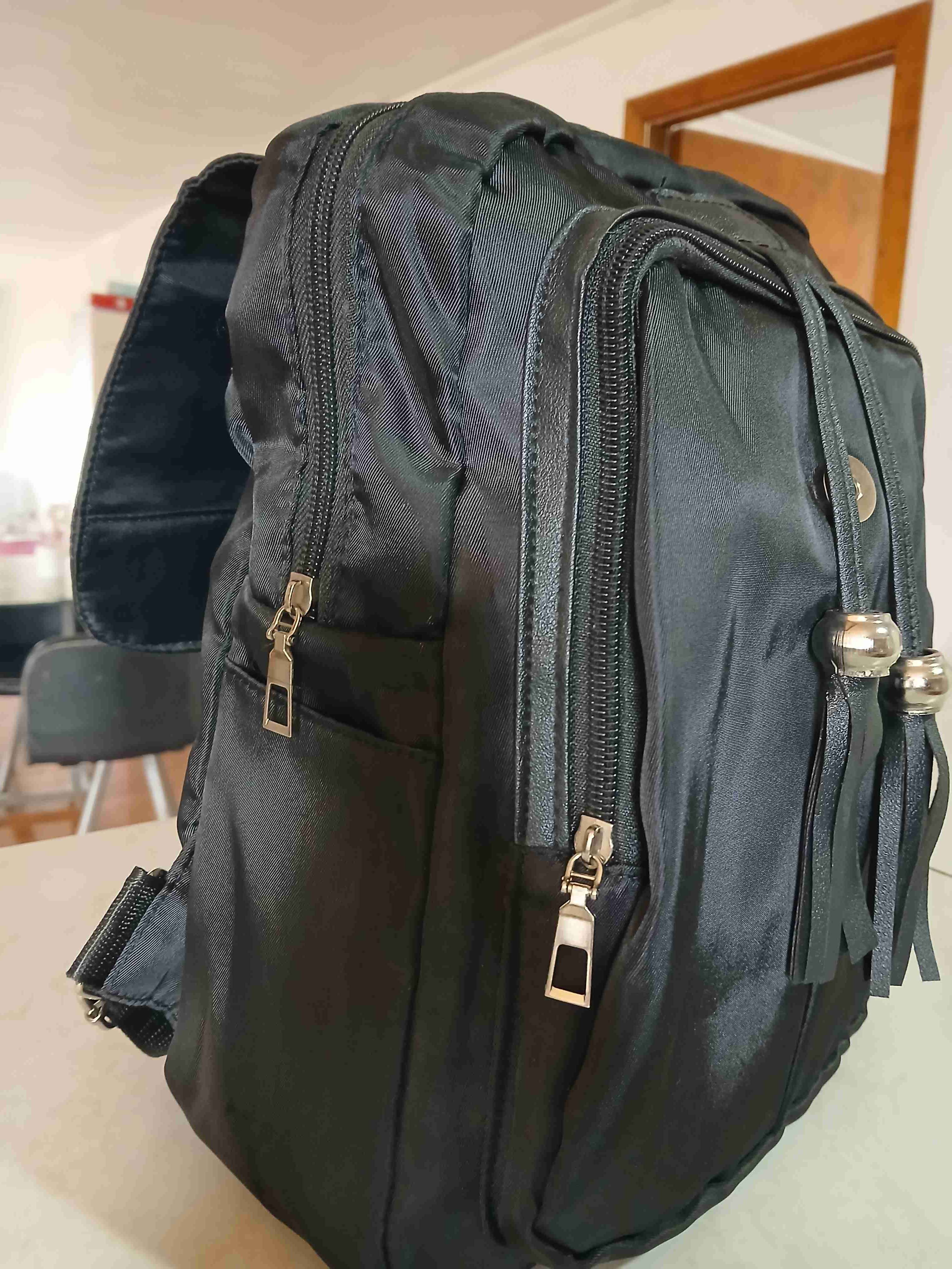 Mochila negra con detalles dorados - miniatura 2