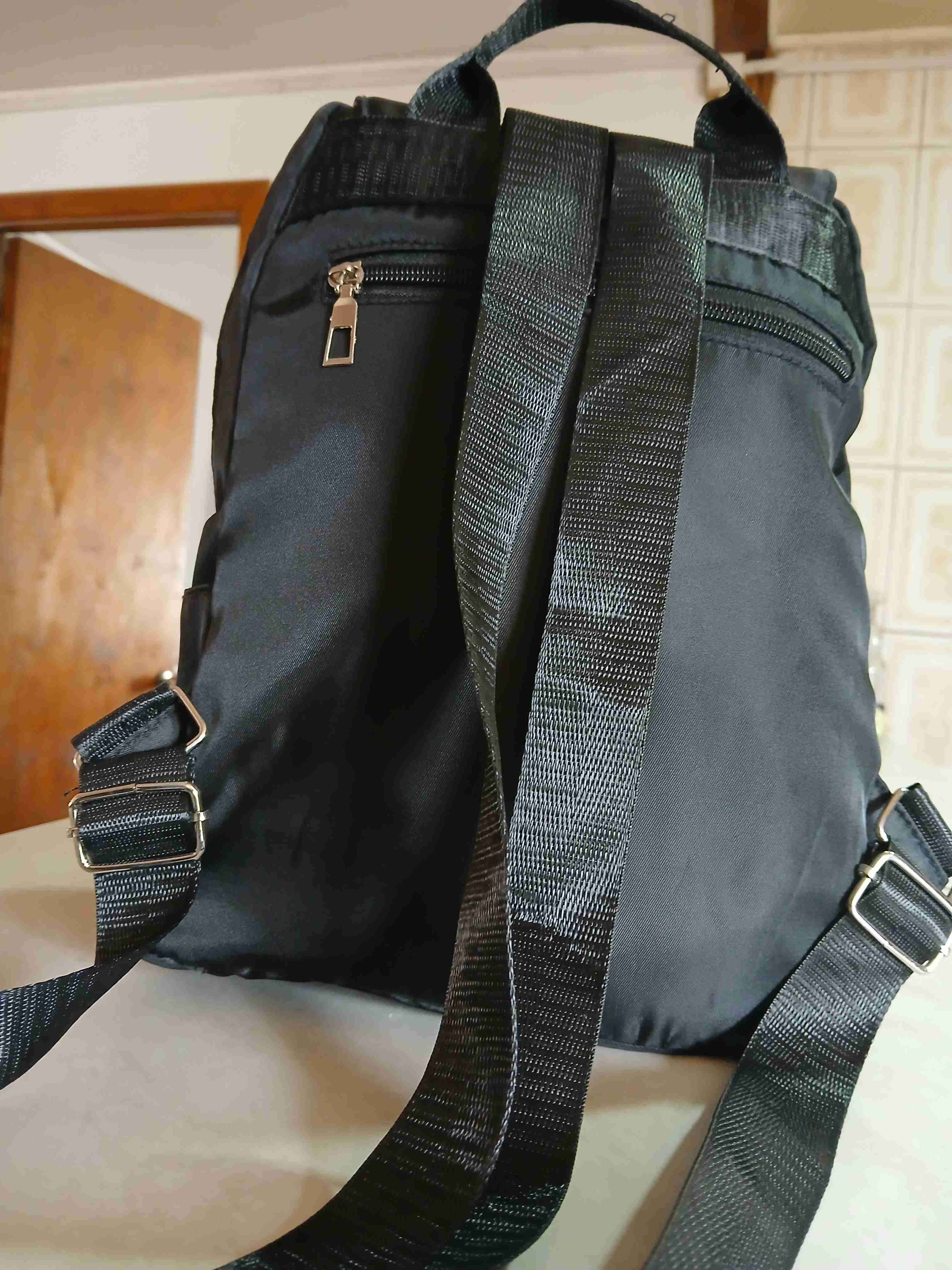 Mochila negra con detalles dorados - miniatura 3