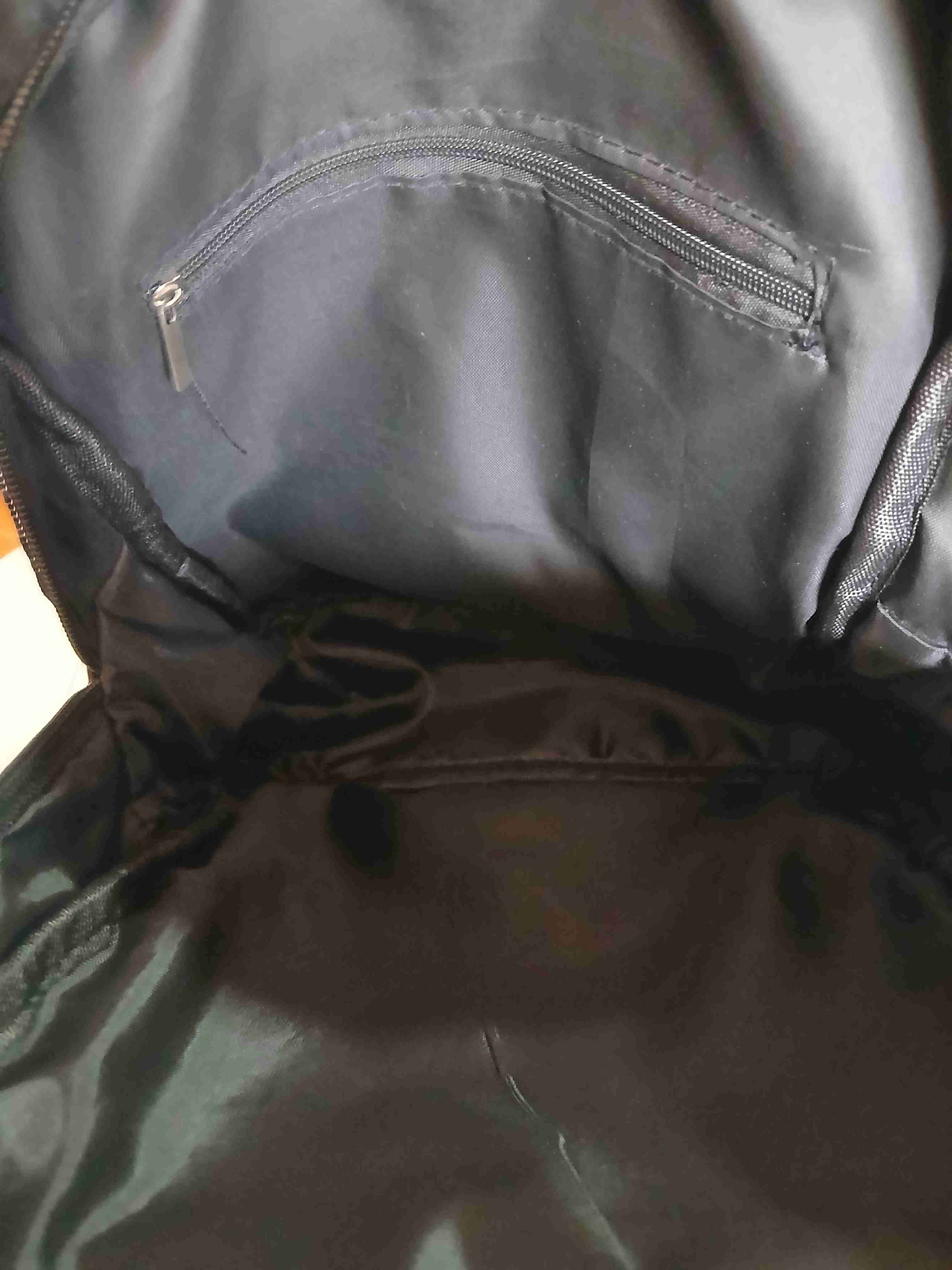 Mochila negra con detalles dorados - miniatura 4