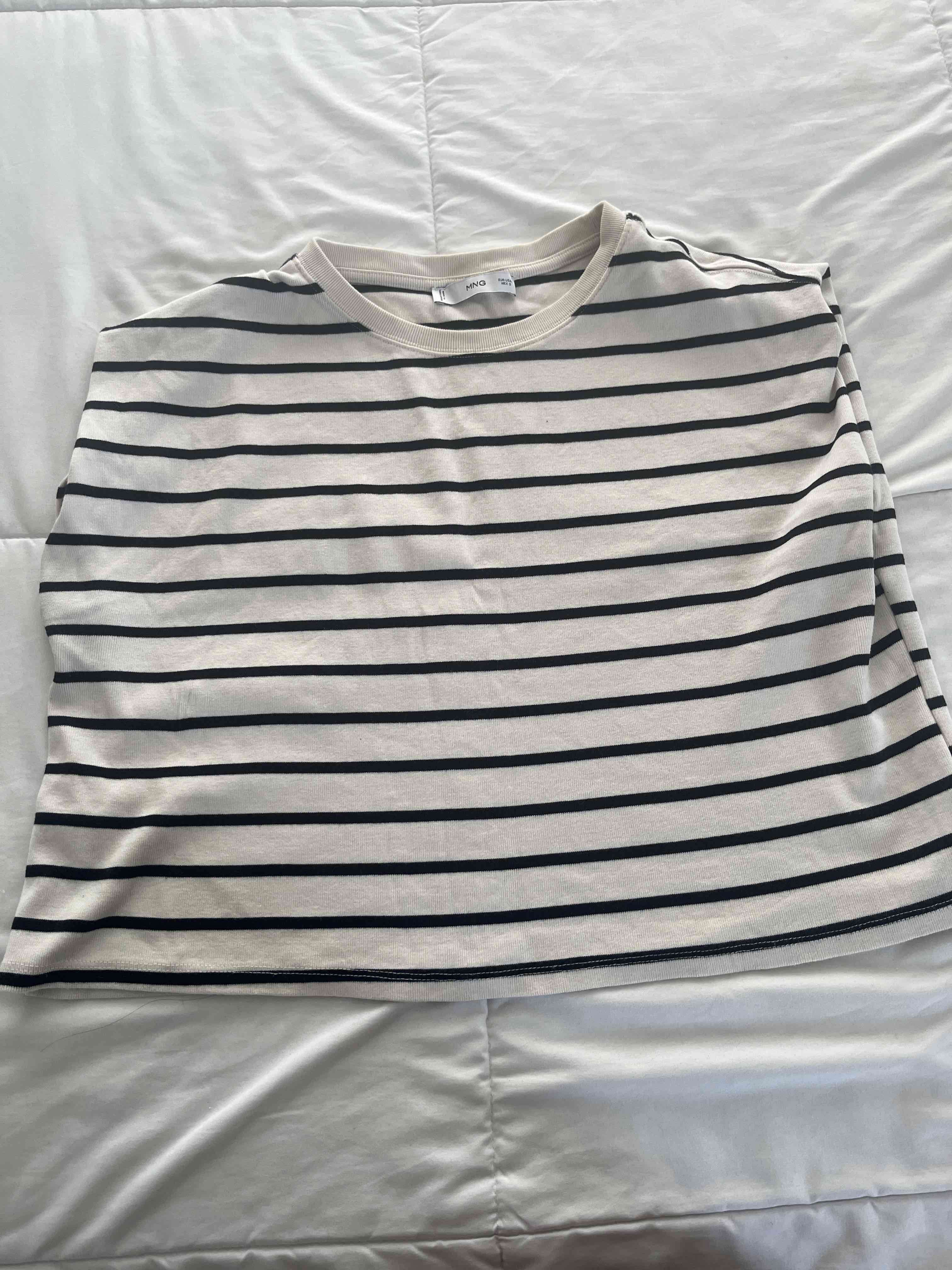 Polera a rayas blancas y negras