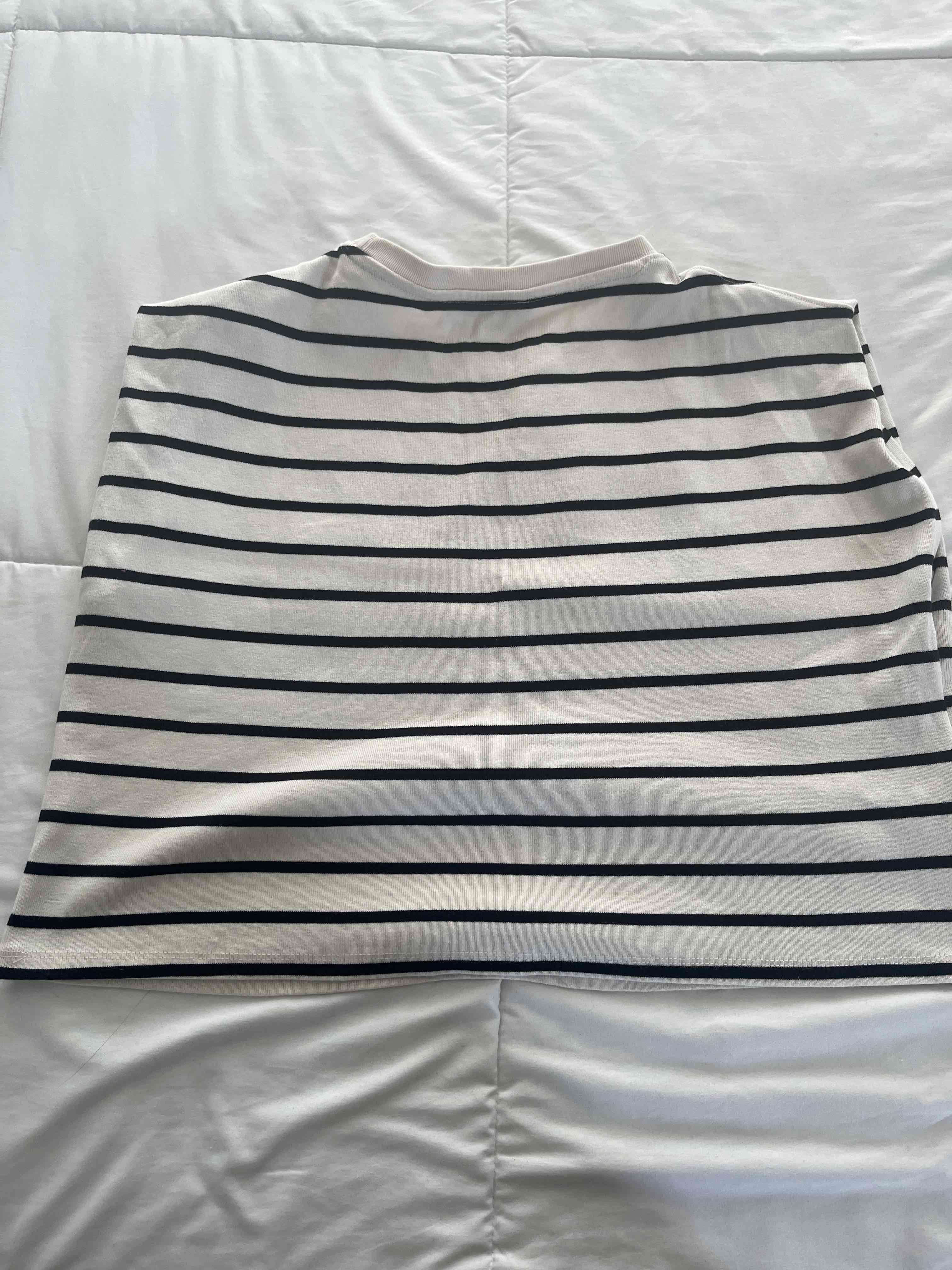 Polera a rayas blancas y negras - 2