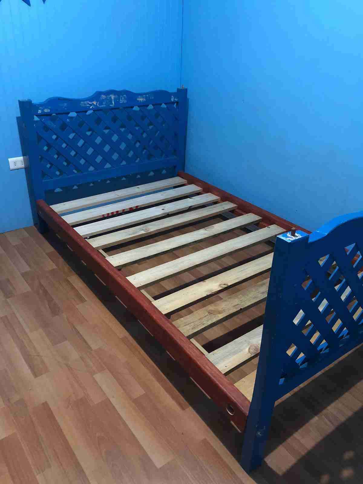 Cama individual de madera