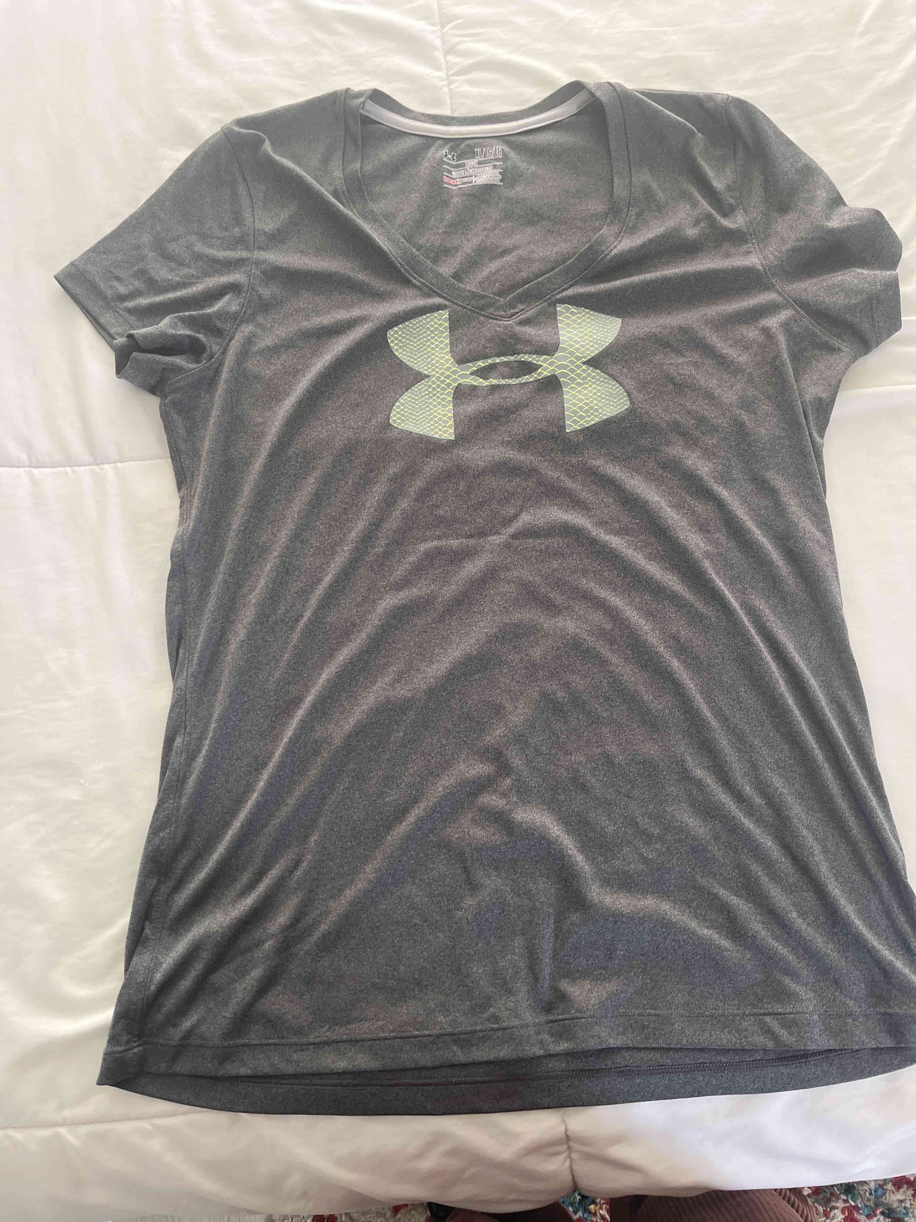 Polera deportiva gris Under Armour