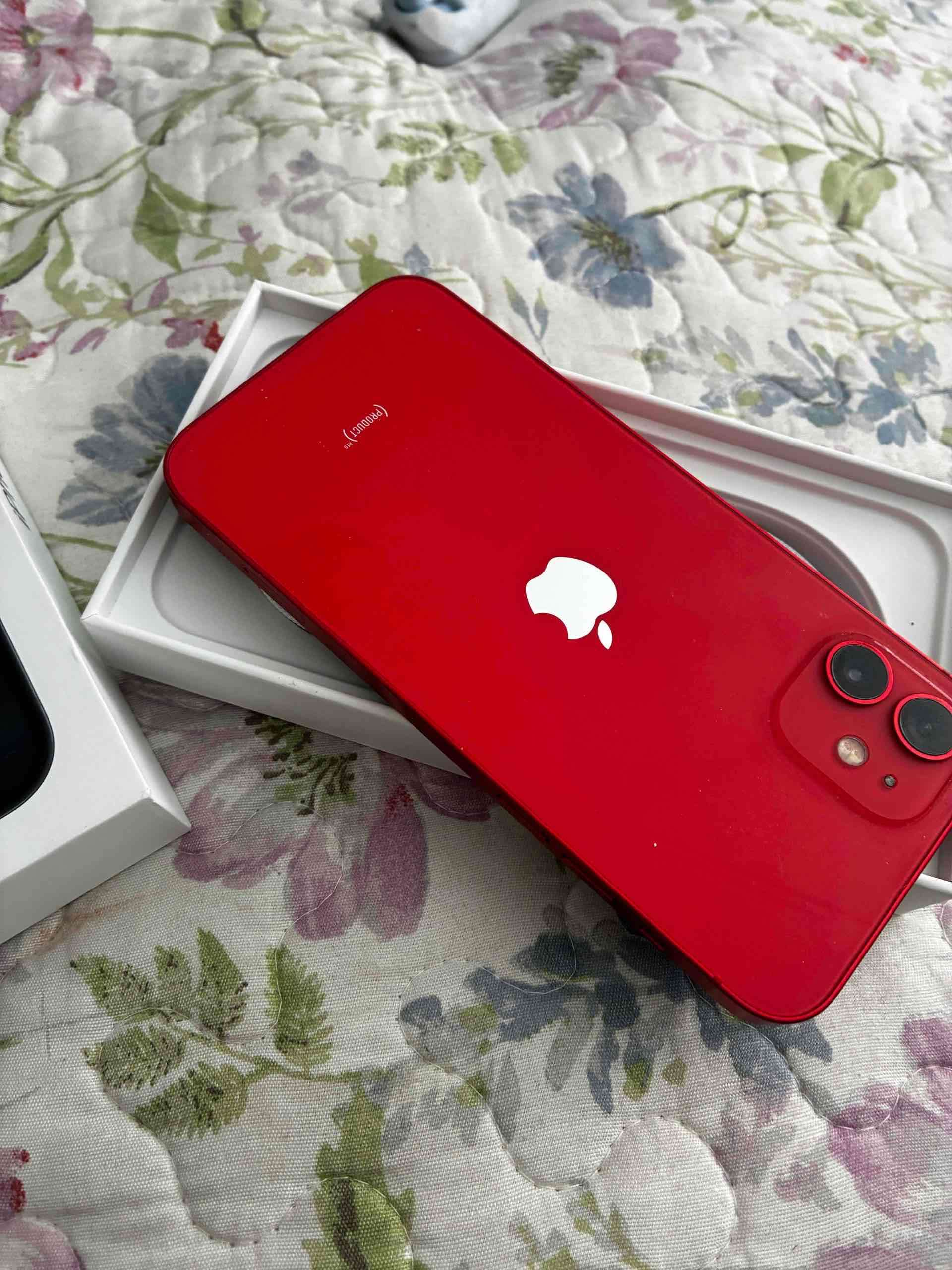 iPhone rojo en buen estado - miniatura 1