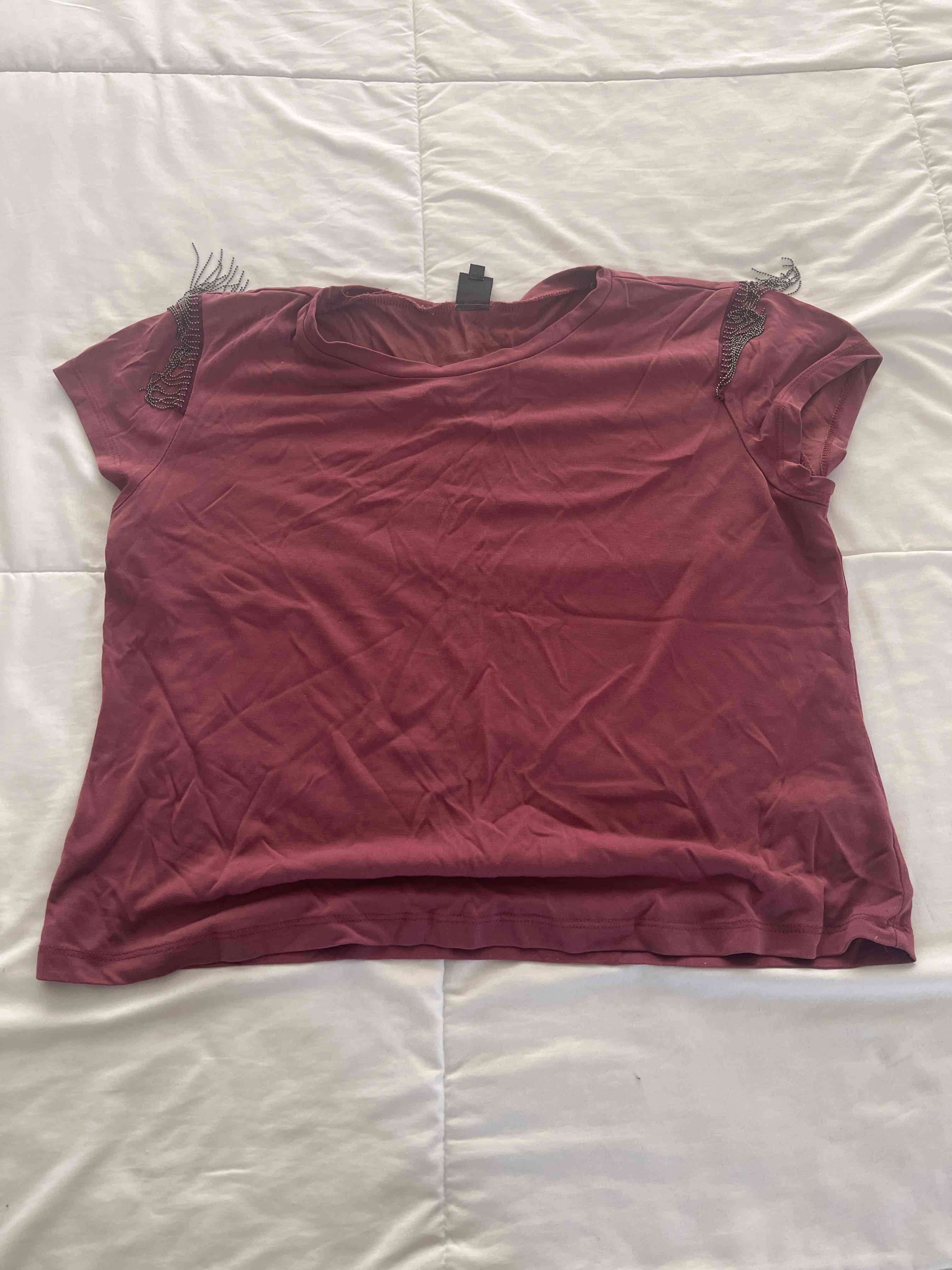 Polera roja con detalles