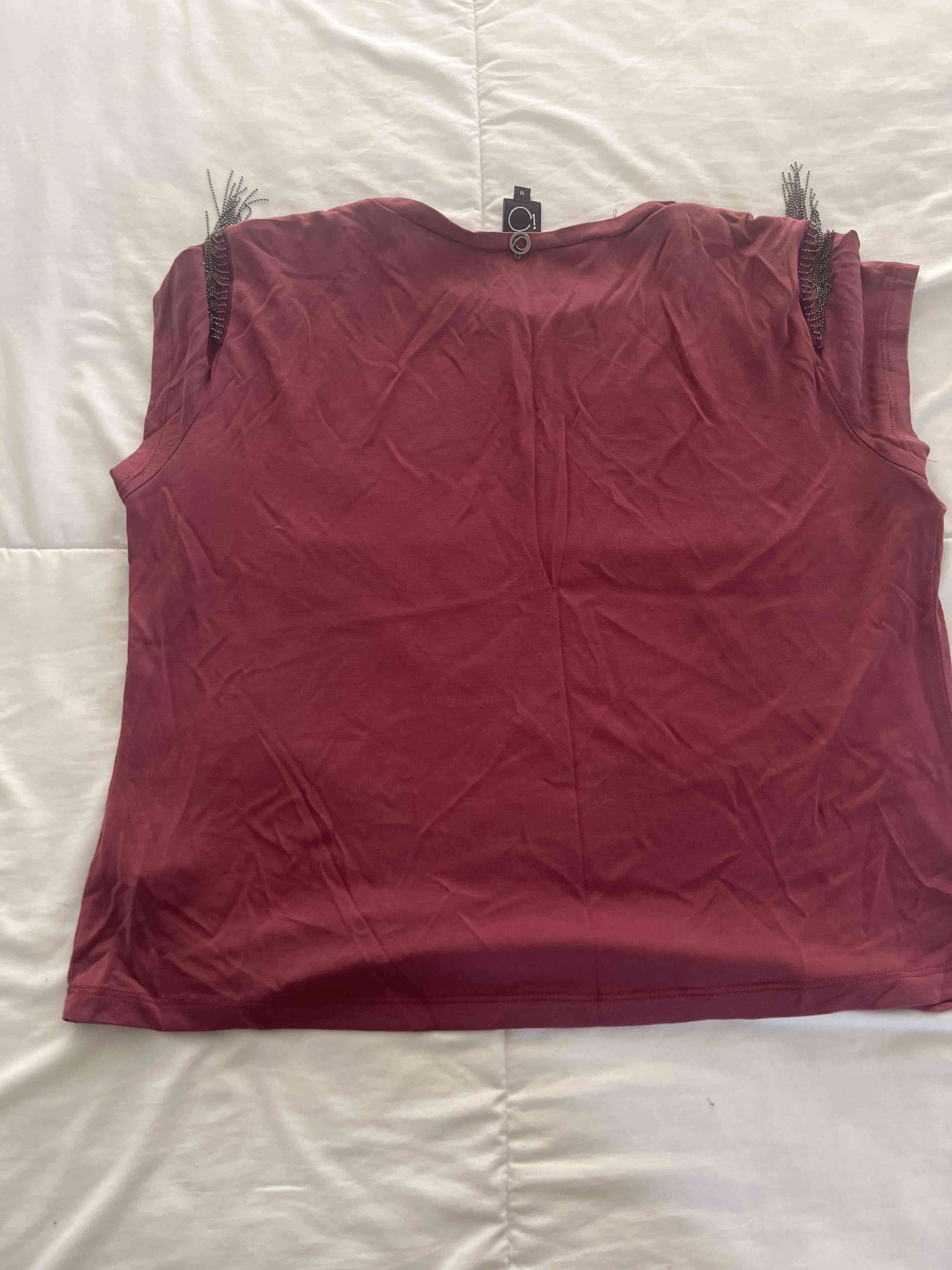 Polera roja con detalles - miniatura 2