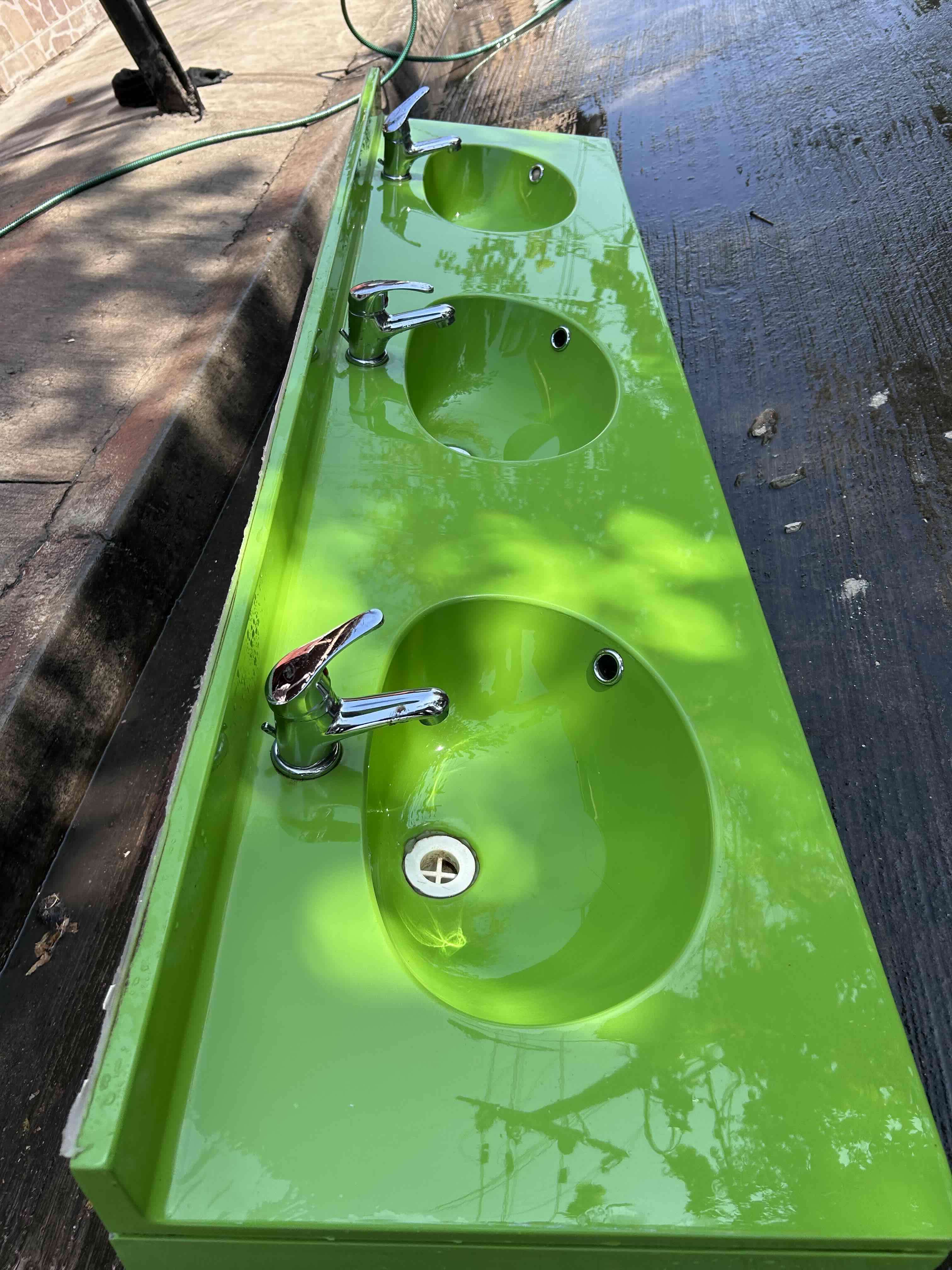 Mueble de baño verde triple con lavamanos - miniatura 1