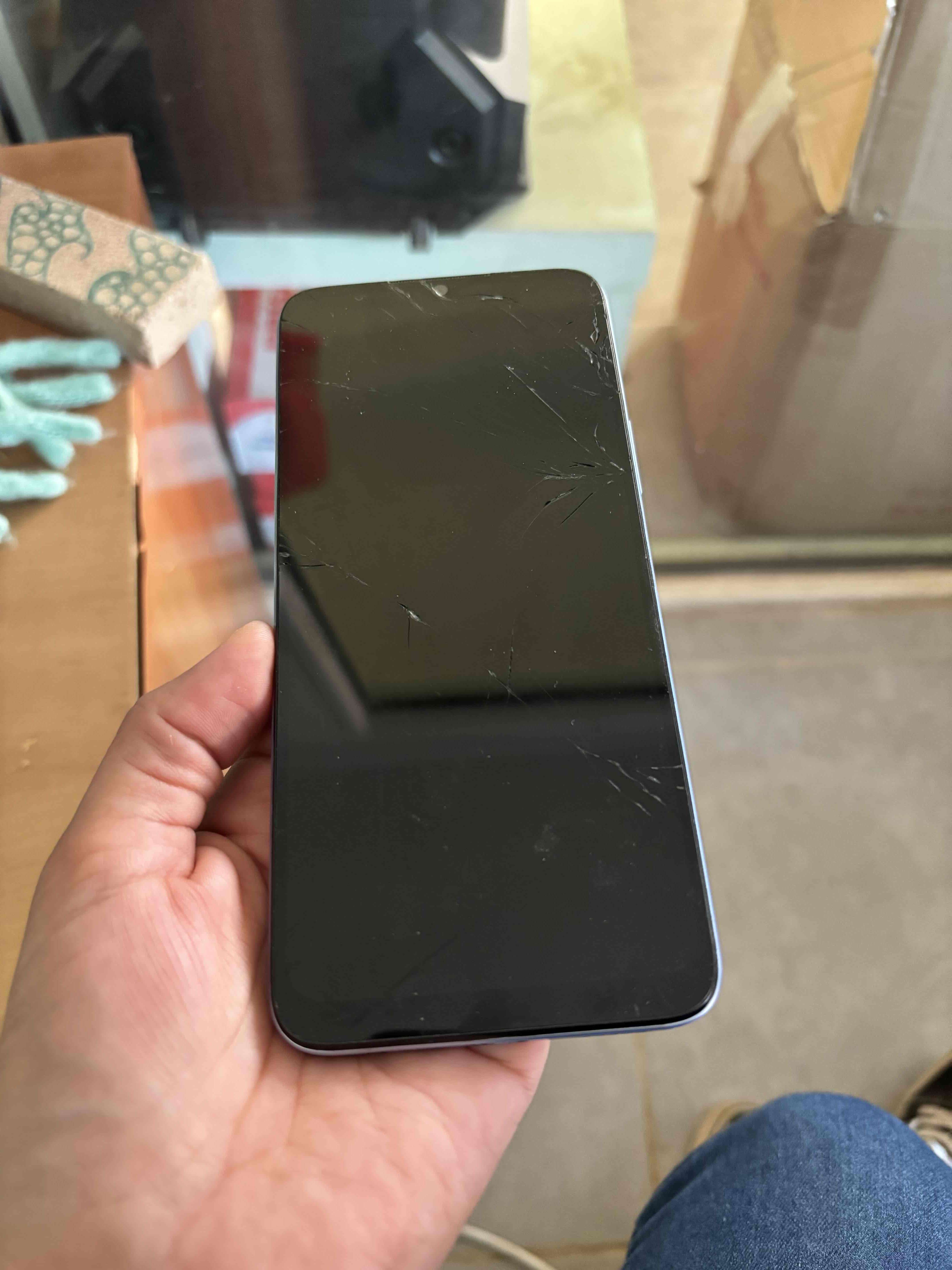 Smartphone con pantalla rota - miniatura 1