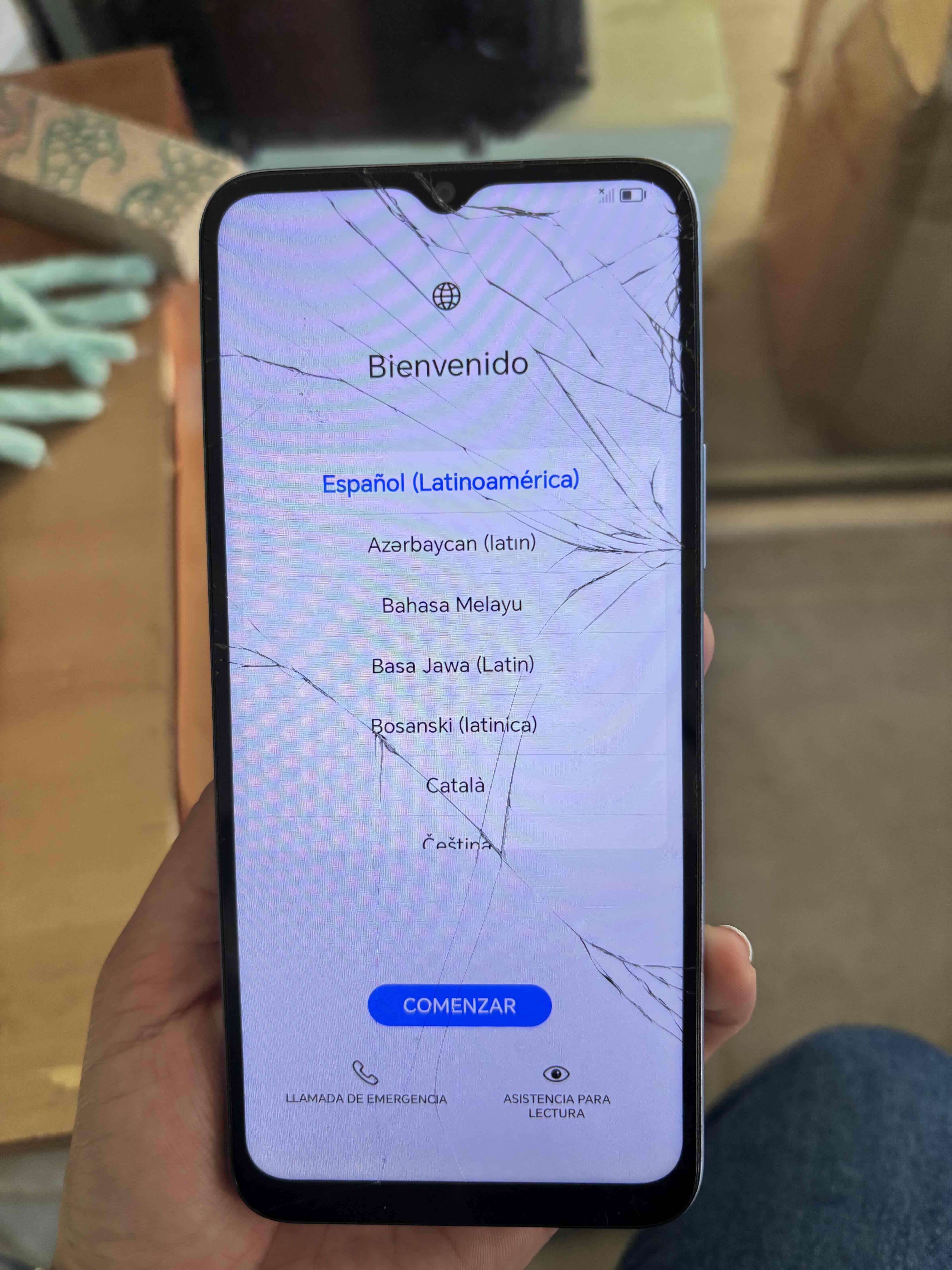 Smartphone con pantalla rota - miniatura 2