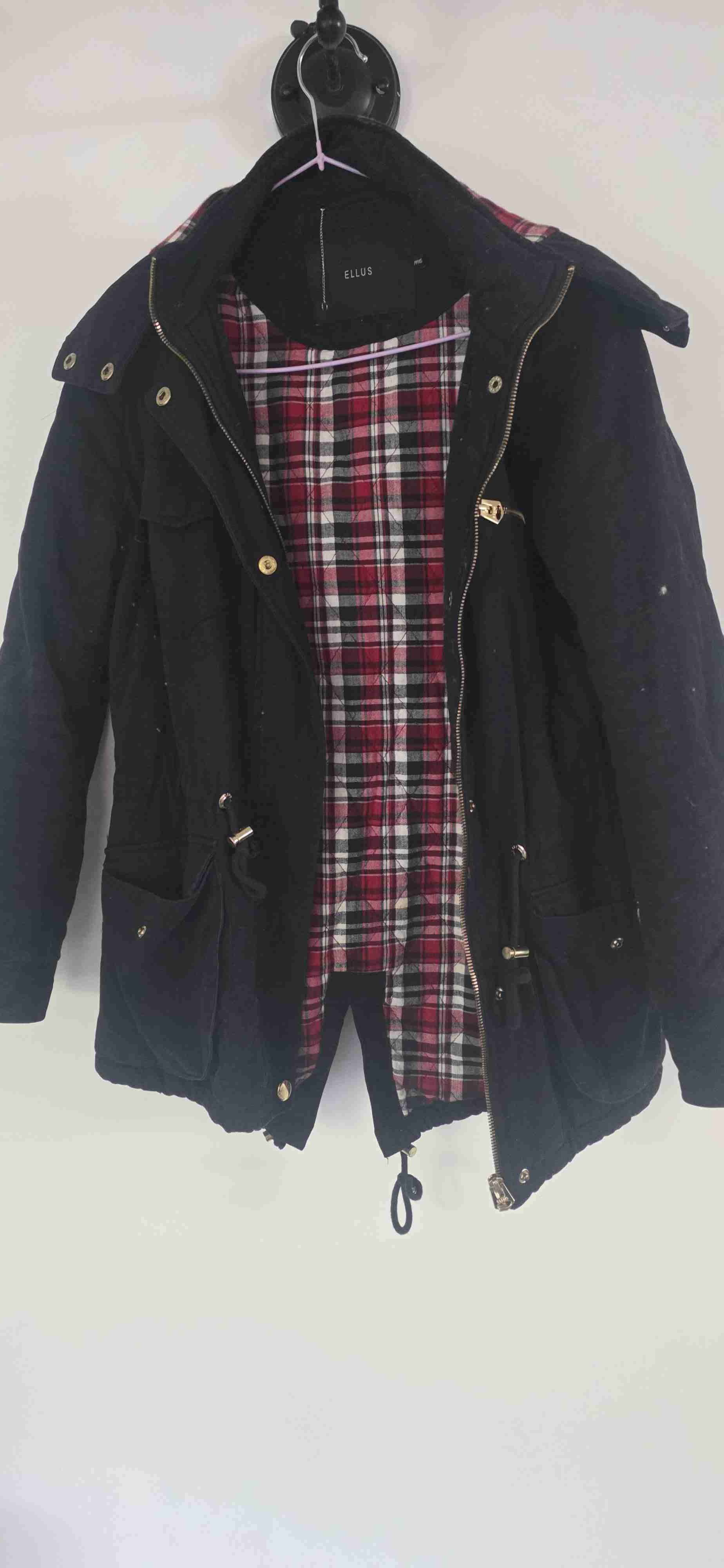 Parka negra con capucha de pelo - miniatura 2