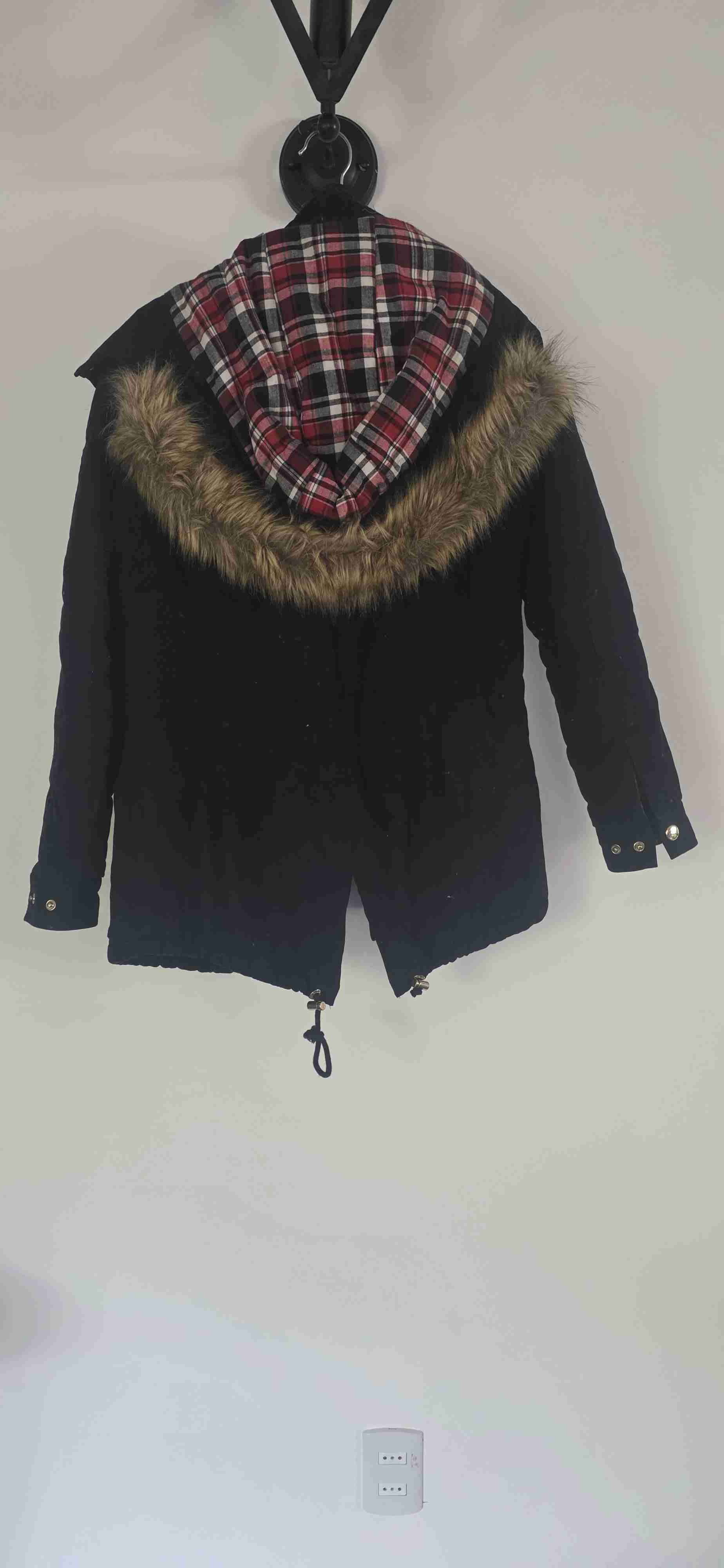 Parka negra con capucha de pelo - miniatura 4