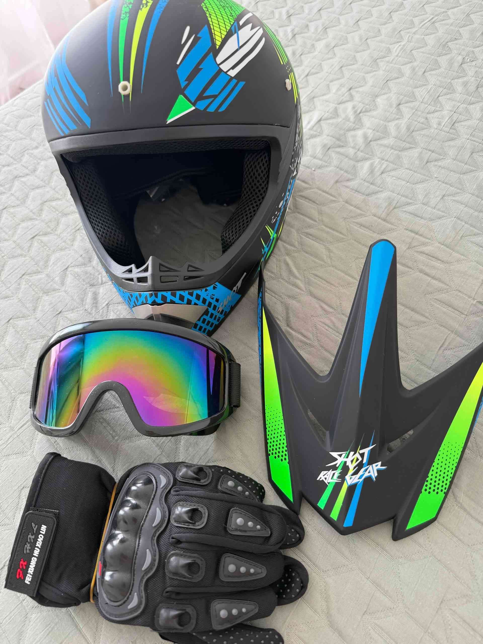 Casco de moto con accesorios