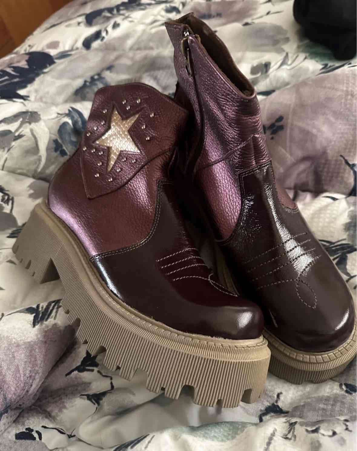 Botines burdeos con estrella - miniatura 2