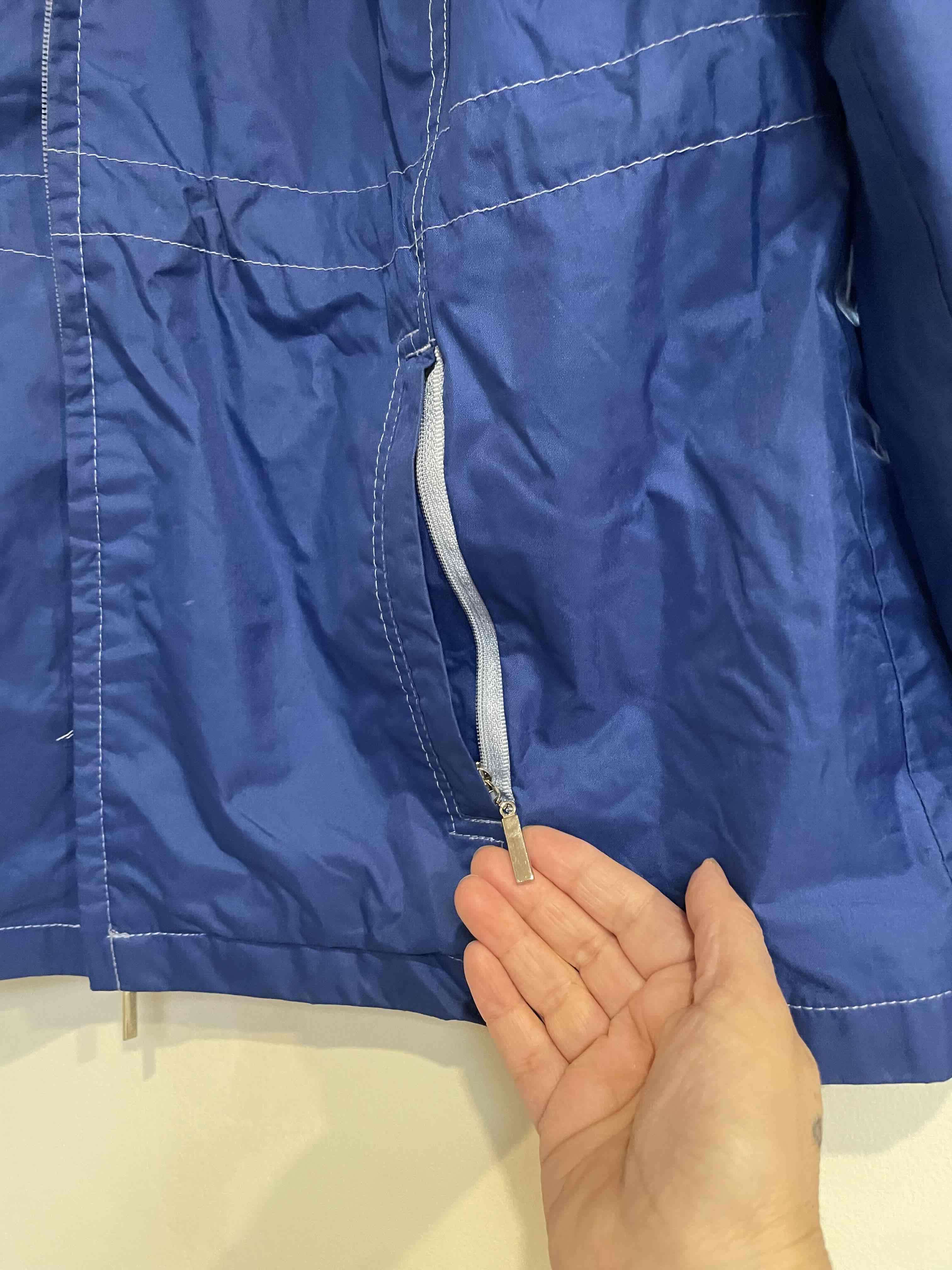 Chaqueta azul impermeable - miniatura 2